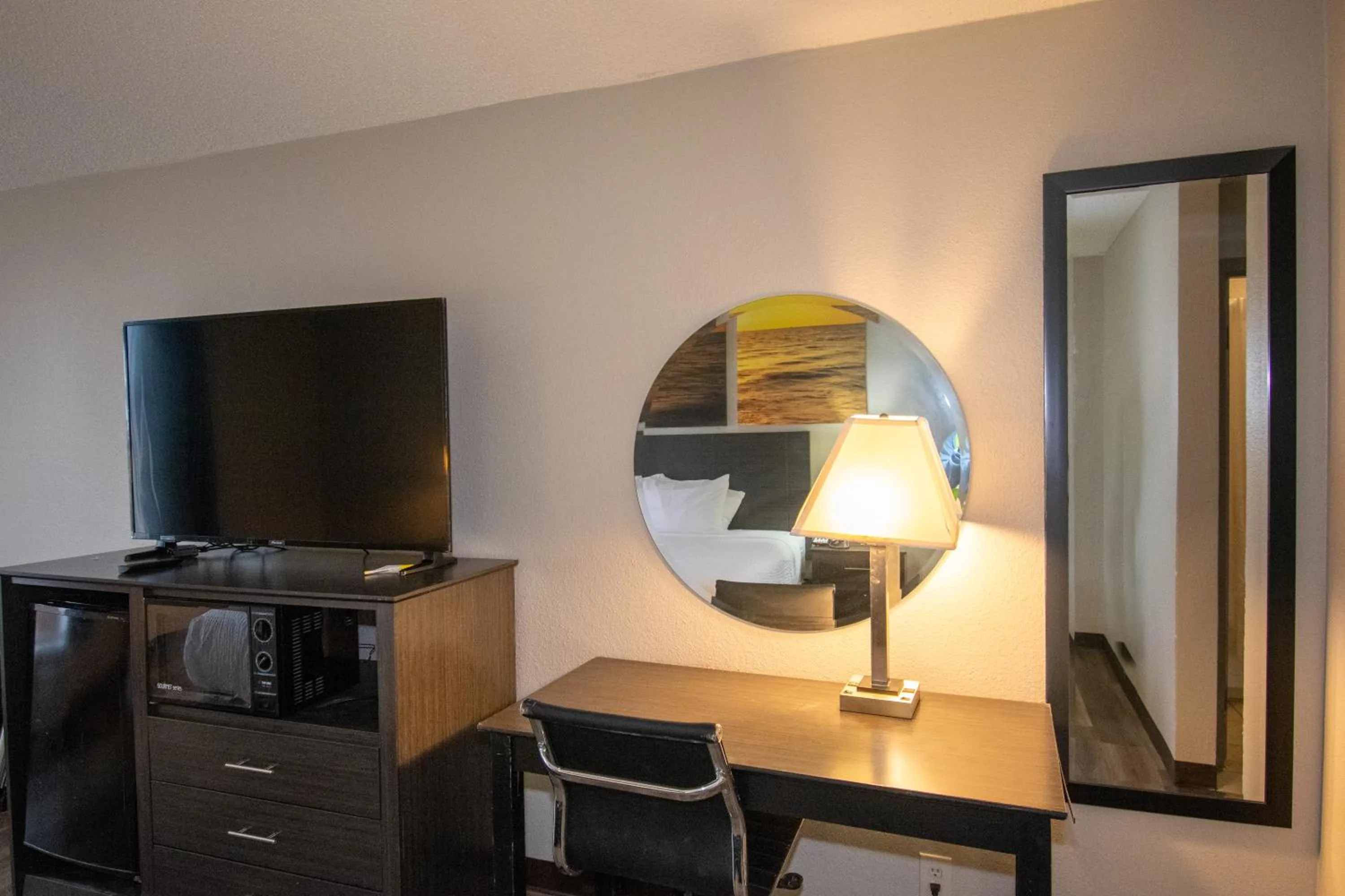 TV and multimedia in Days Inn by Wyndham Caddo Valley Arkadelphia