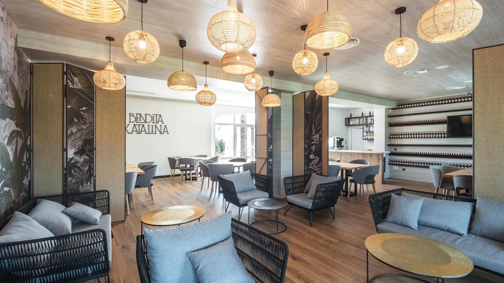 Restaurant/places to eat in Añoreta Suites