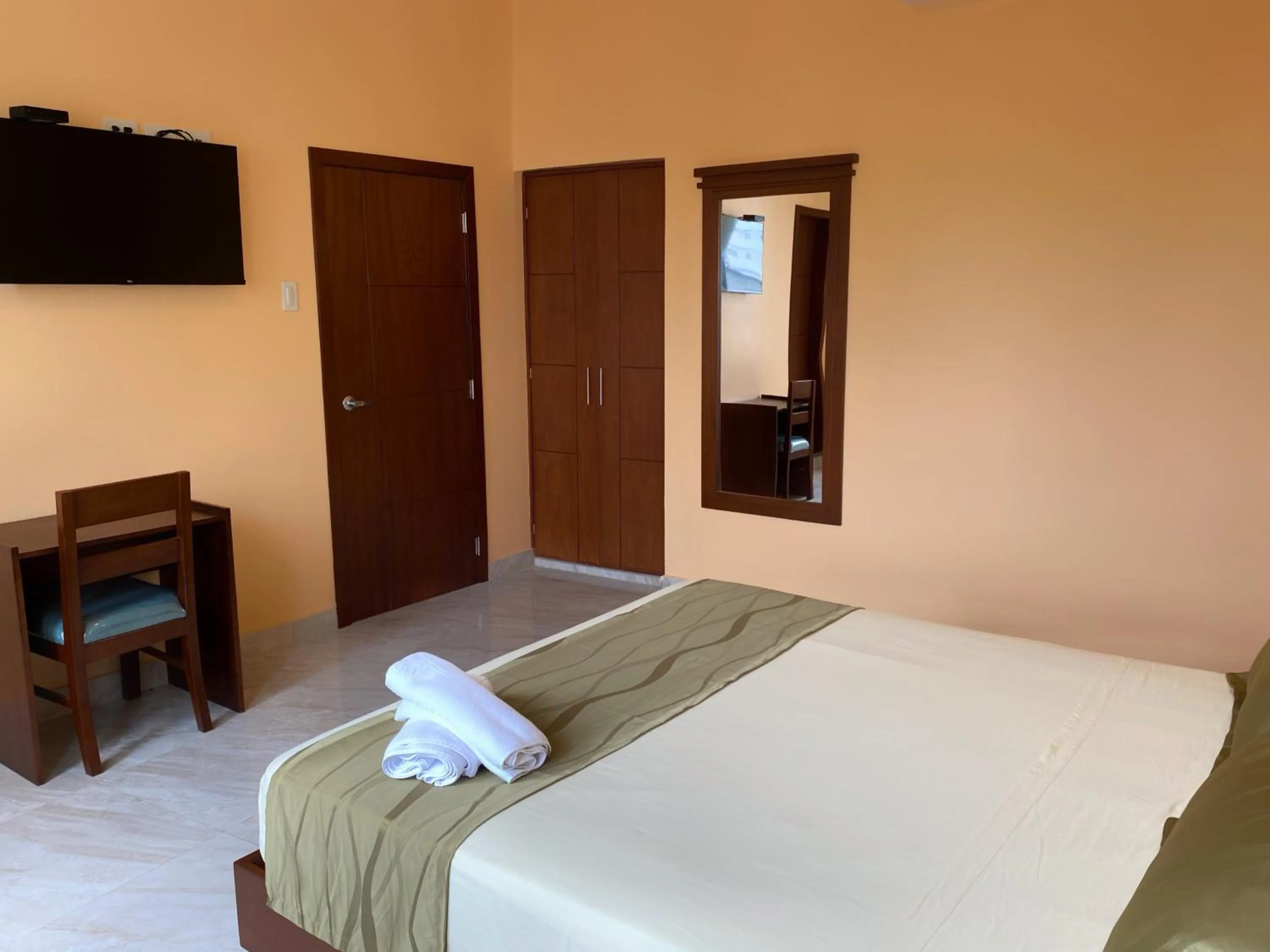 Bed in Hostal California Inn