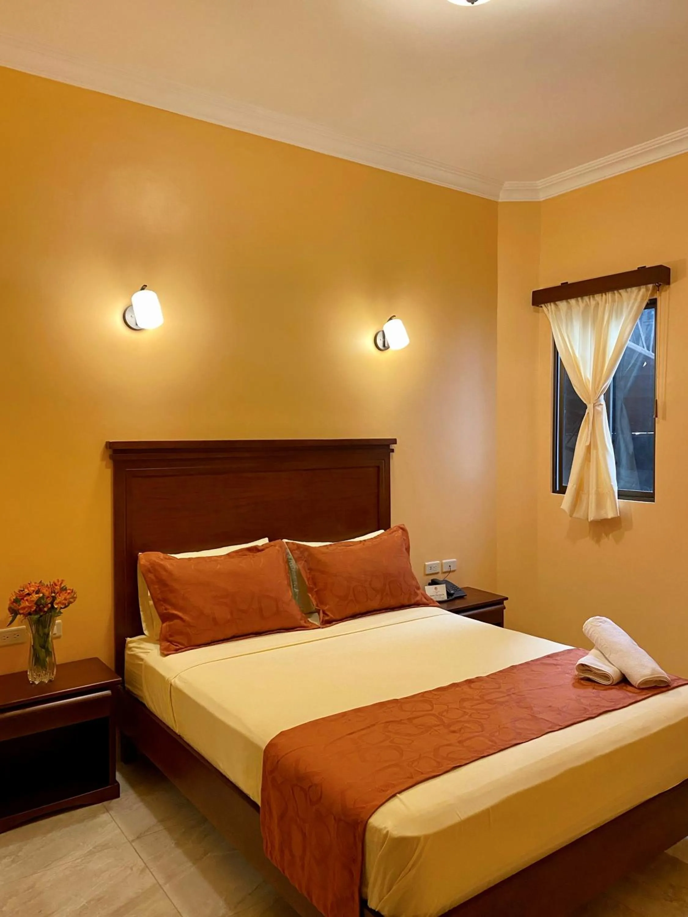 Bed in Hostal California Inn