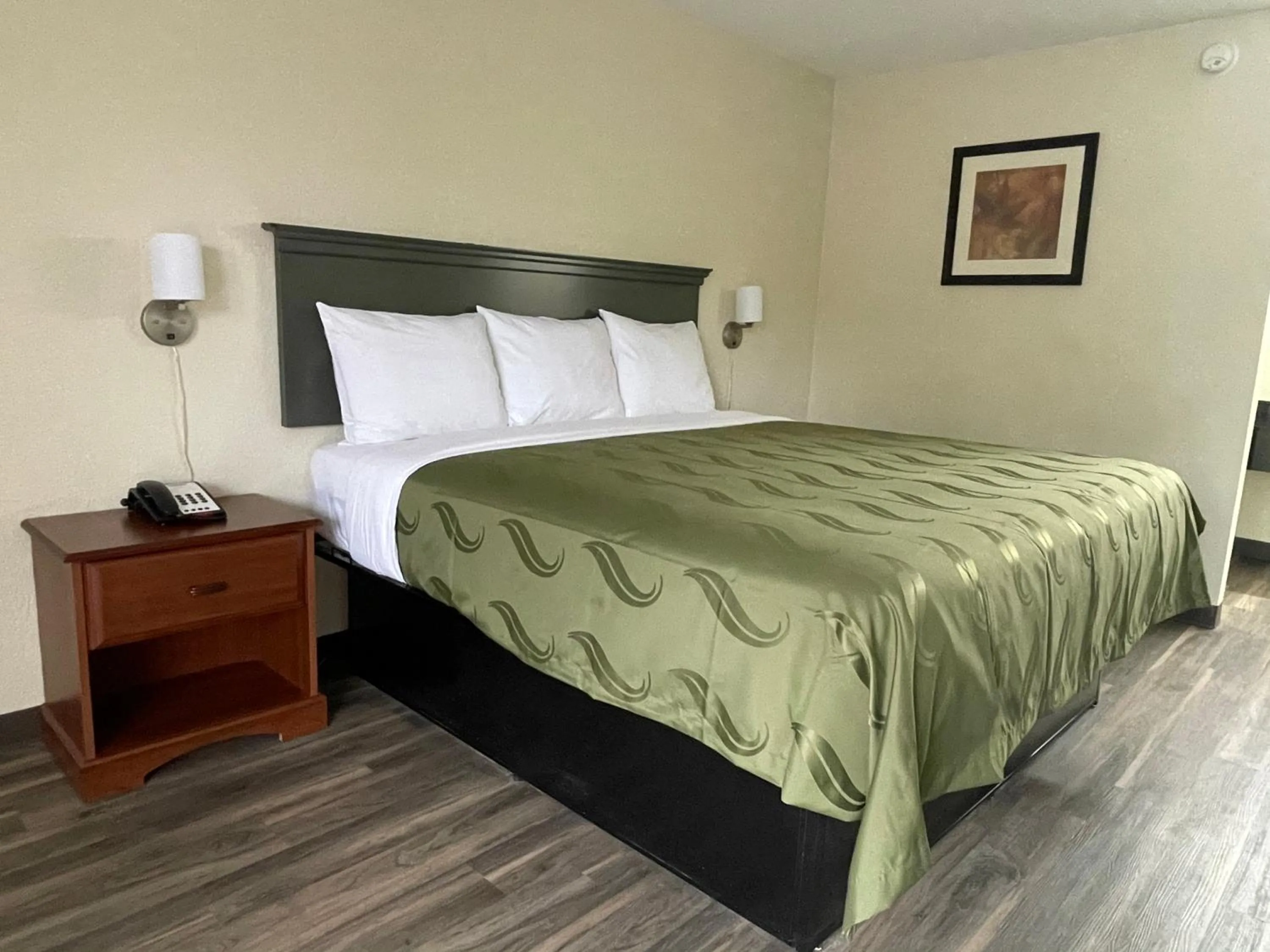 Bedroom, Bed in Dreamland Inn