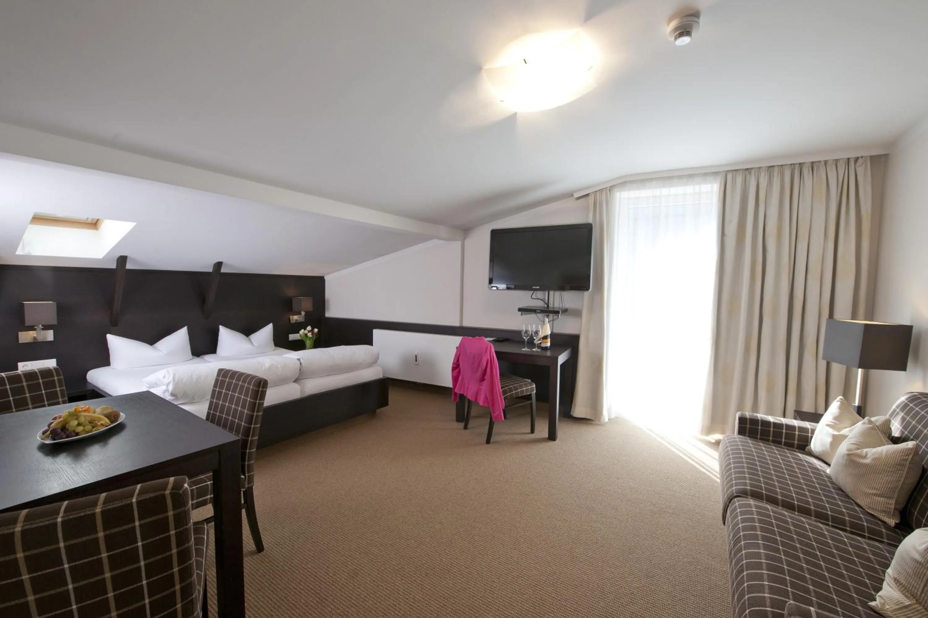 Living room, Bed in Hotel Bierwirt