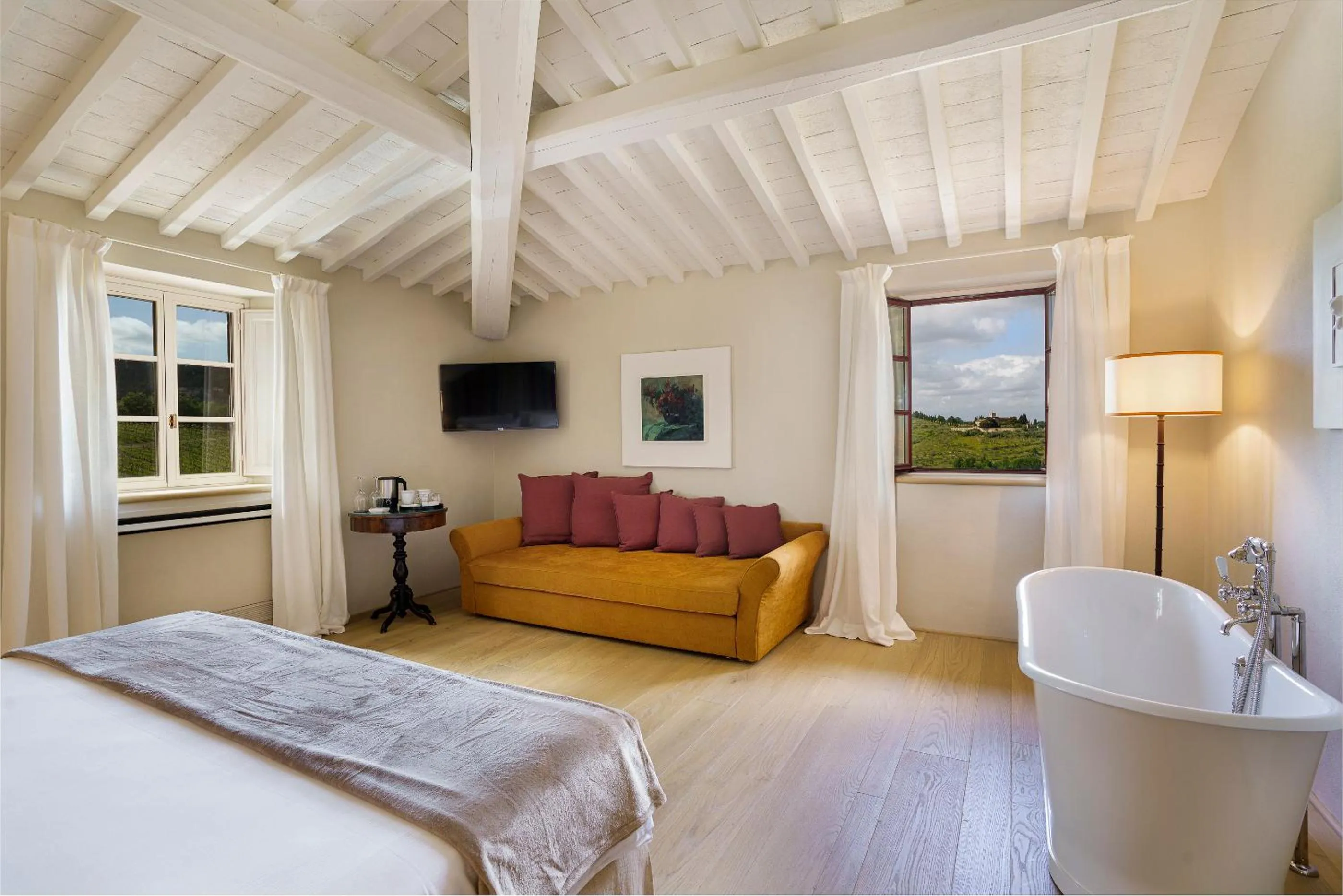 Seating area, Bed in La Pietra Del Cabreo