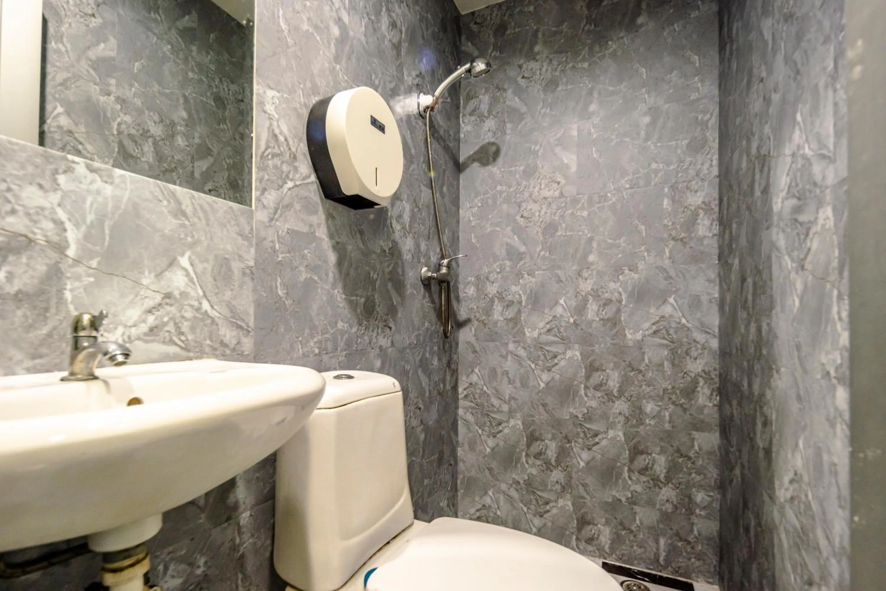 Shower in K Hotel 1515