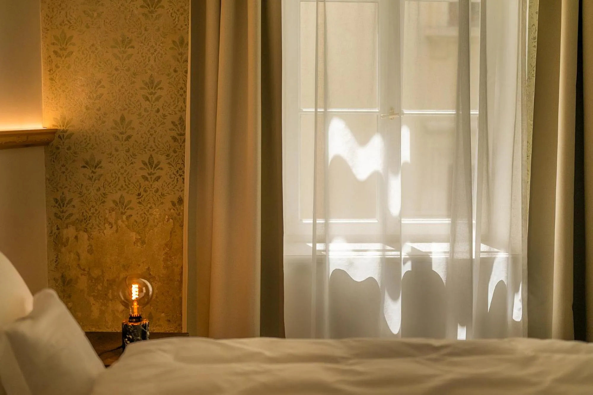 Time of day, Bed in Steinach Townhouse Meran