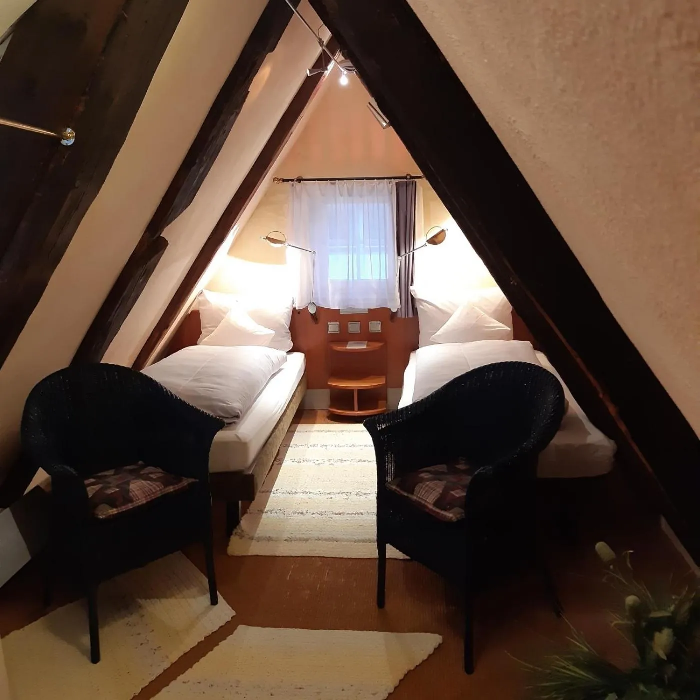 Bed in Schiefes Haus