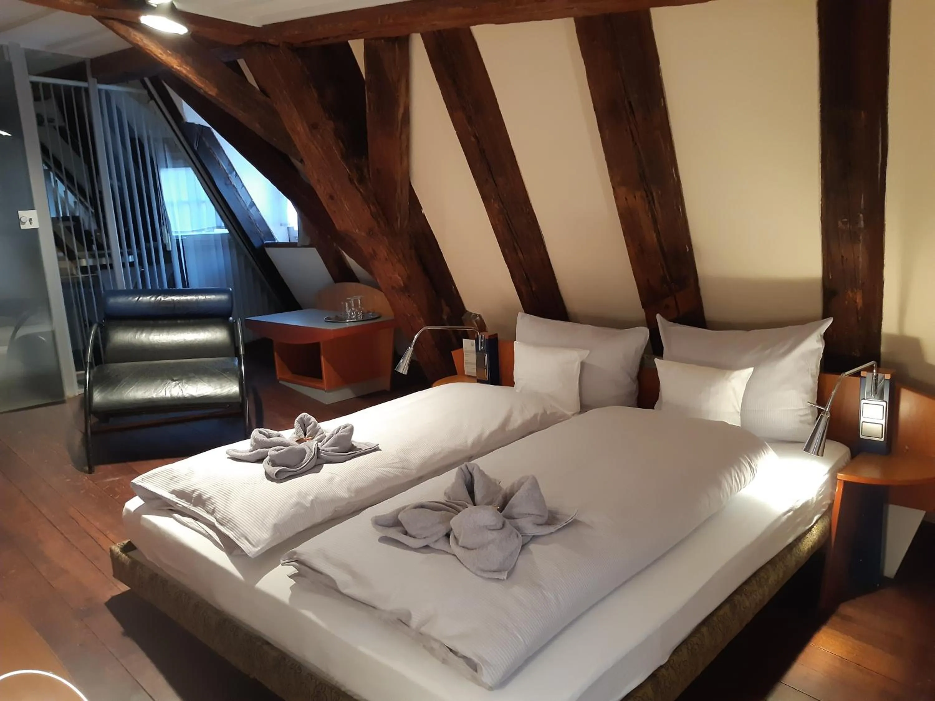 Bed in Schiefes Haus