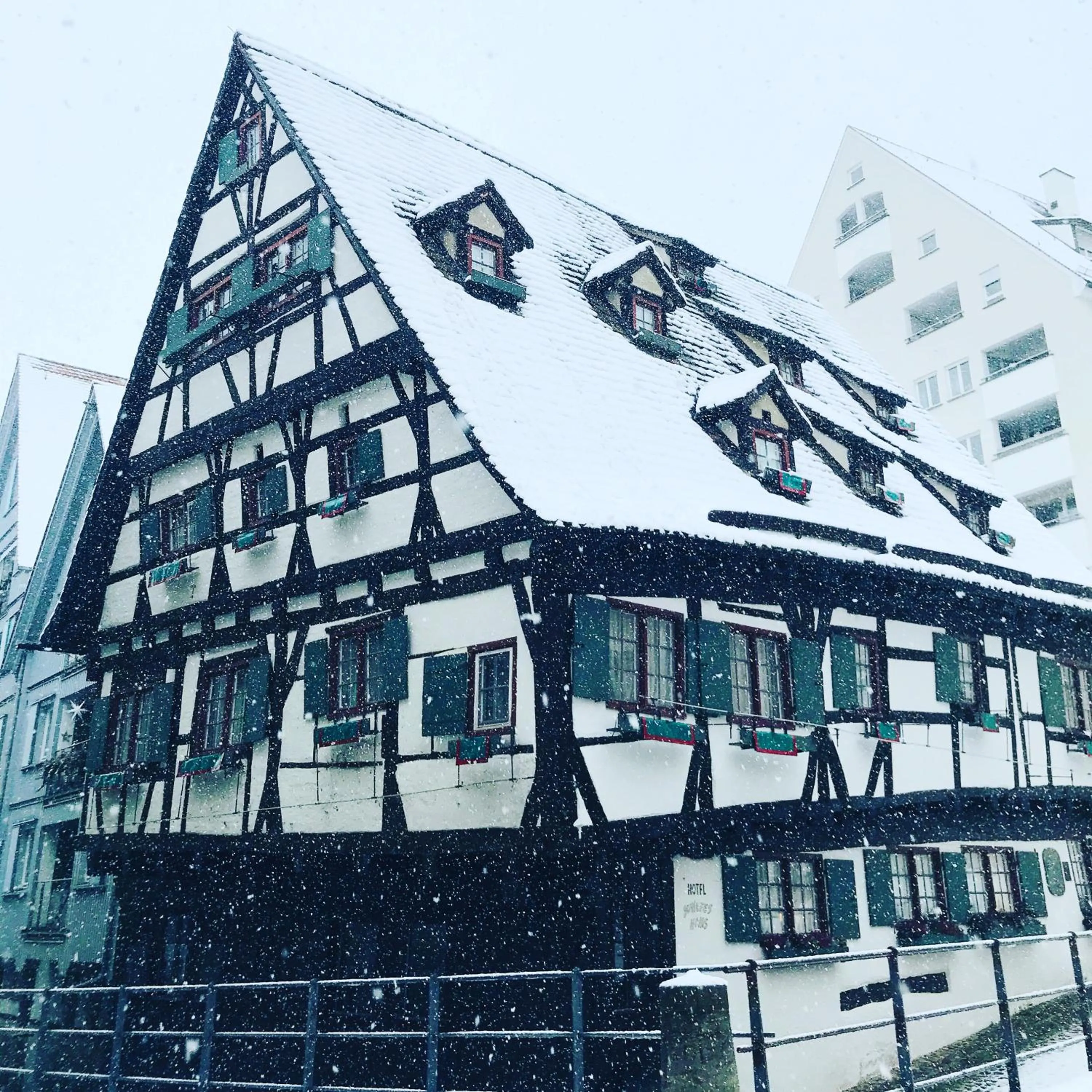 Property building in Schiefes Haus