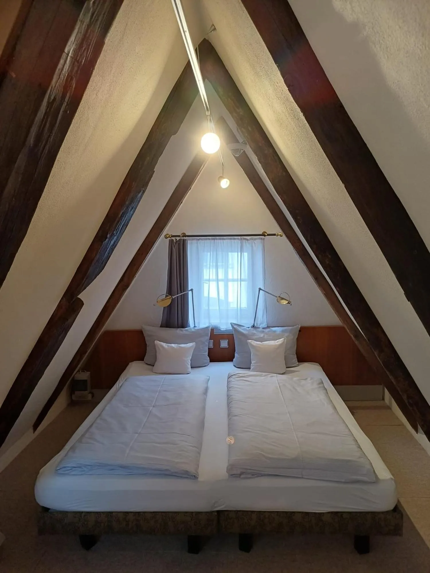 Bedroom, Bed in Schiefes Haus