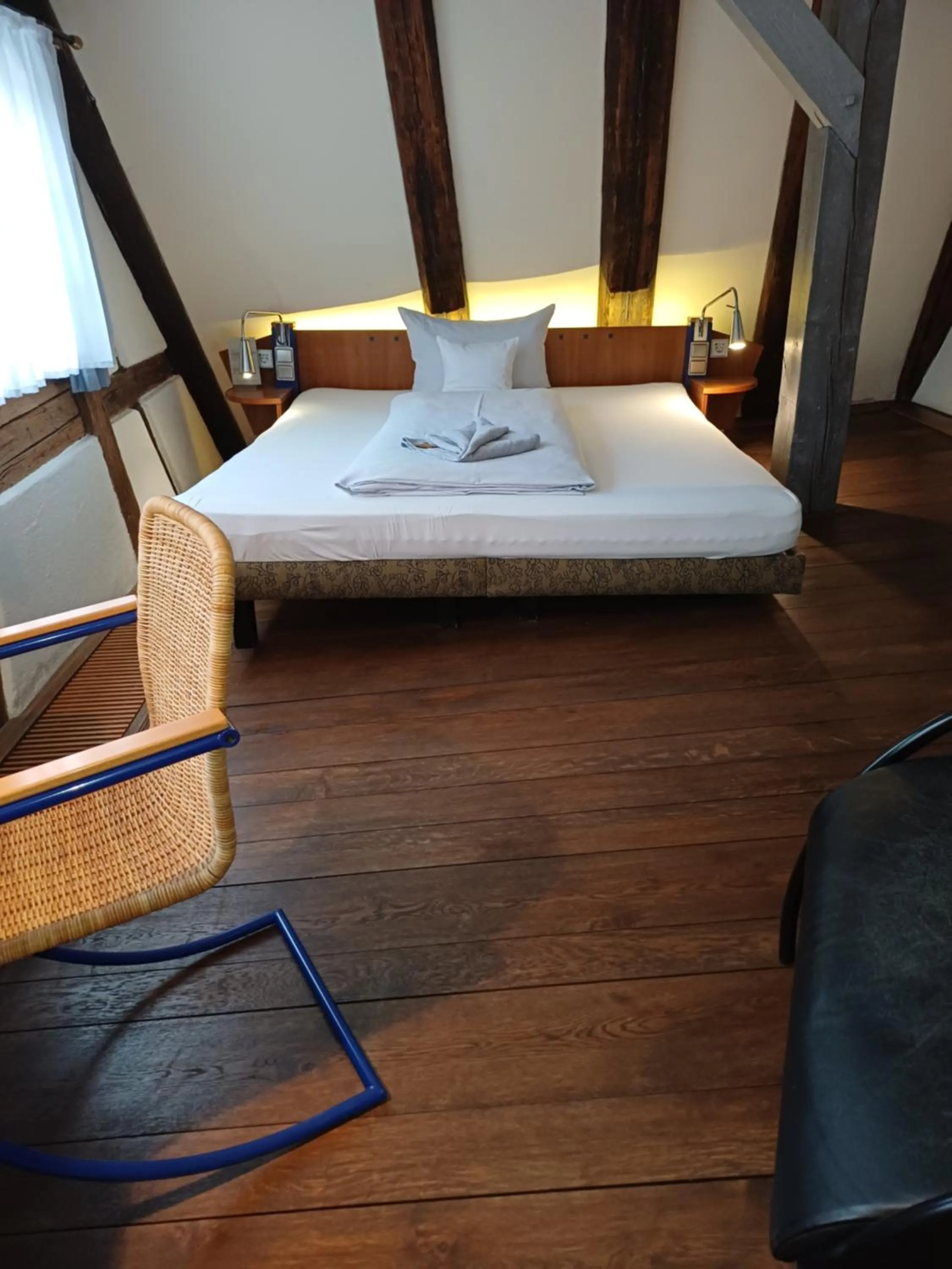 Photo of the whole room, Bed in Schiefes Haus