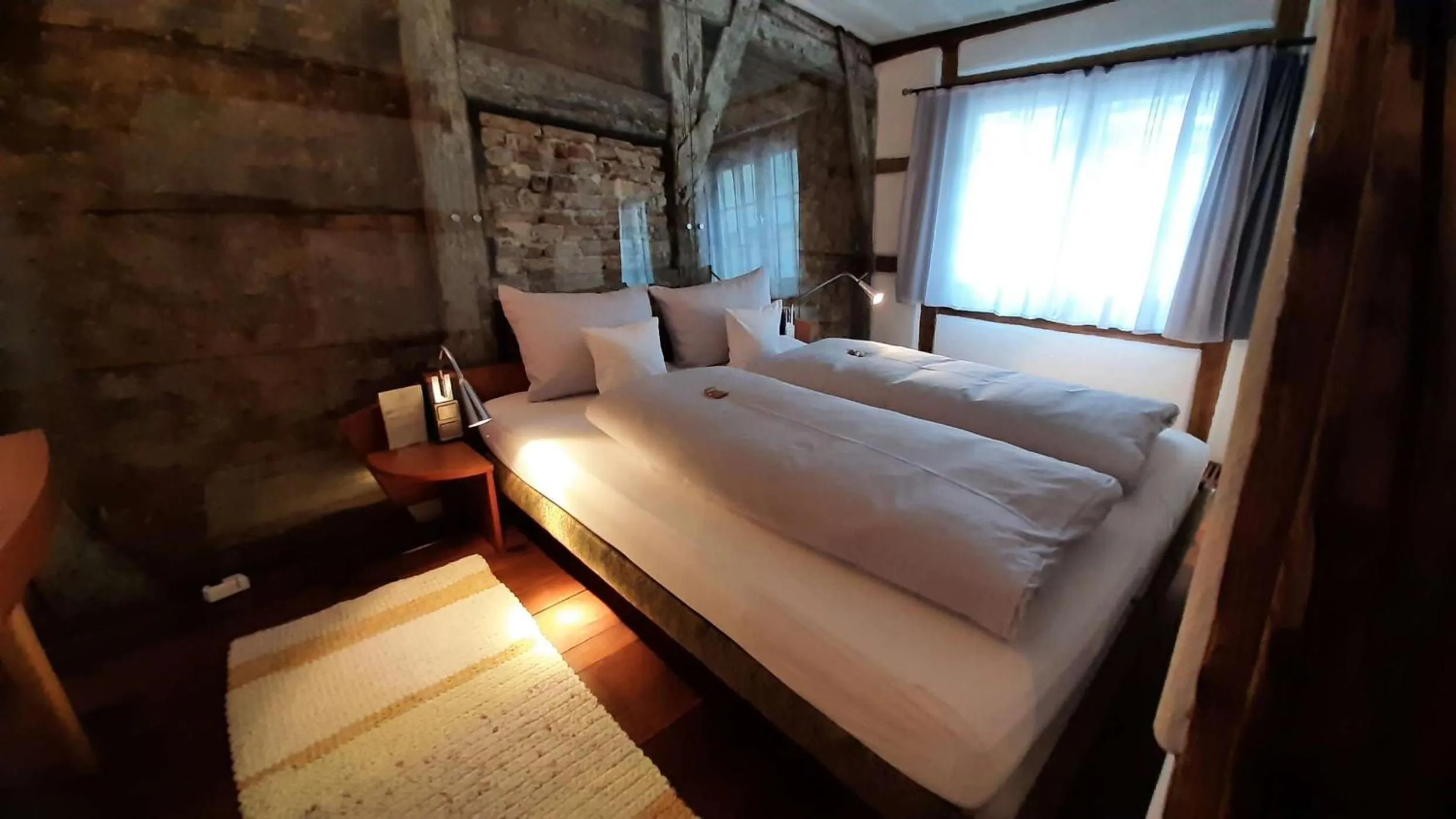 Bed in Schiefes Haus