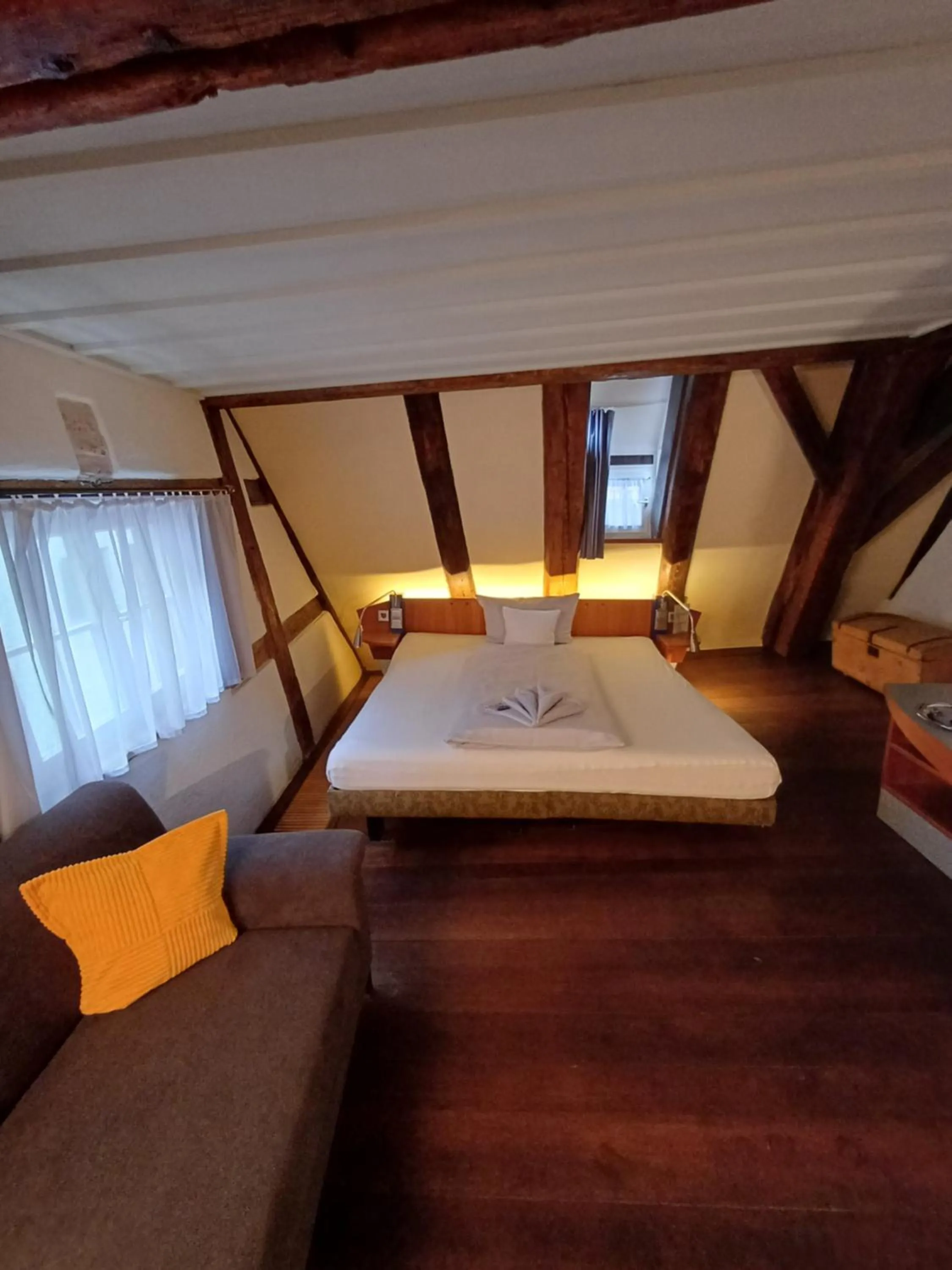 Photo of the whole room, Bed in Schiefes Haus