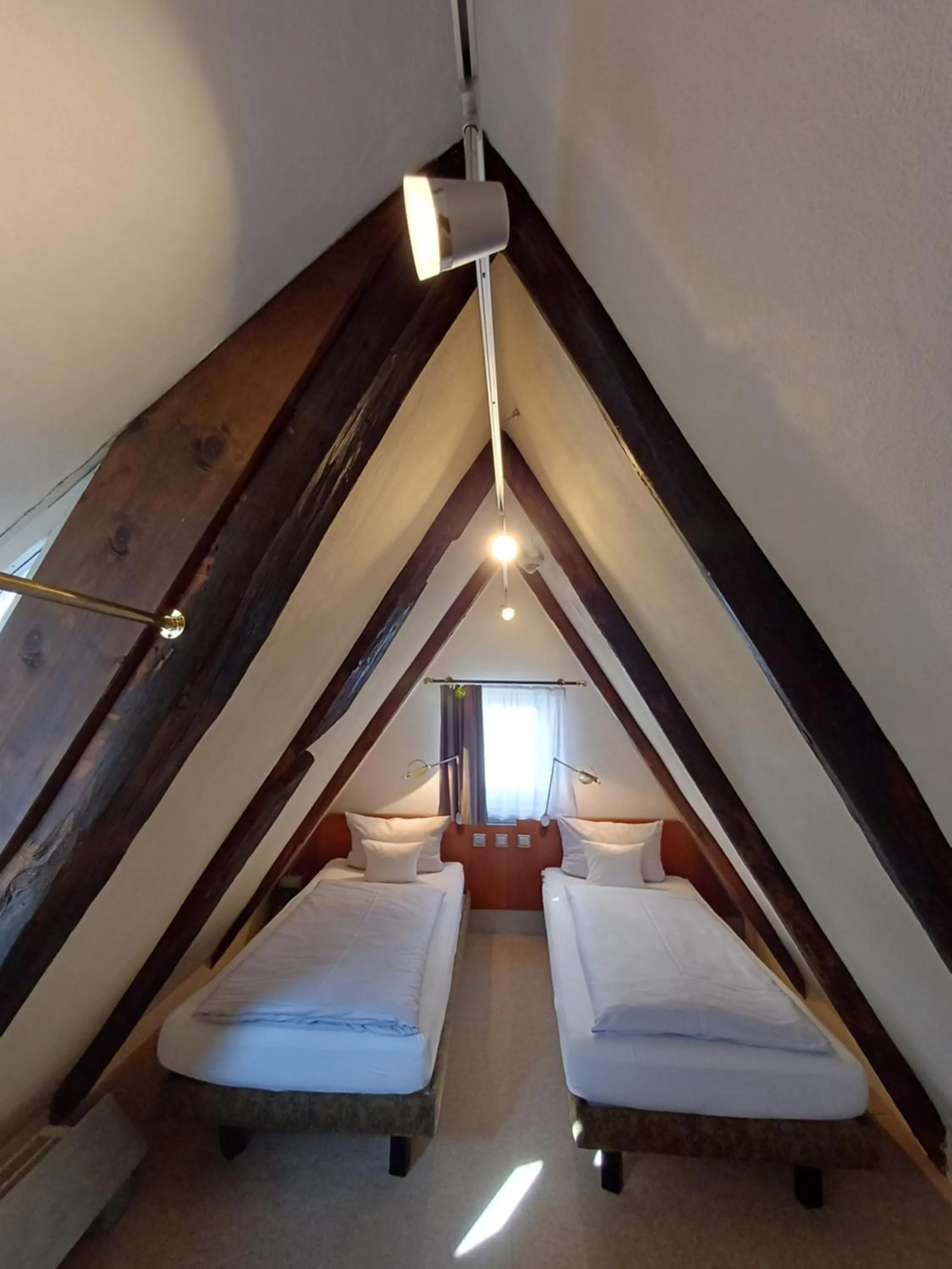 Bed in Schiefes Haus