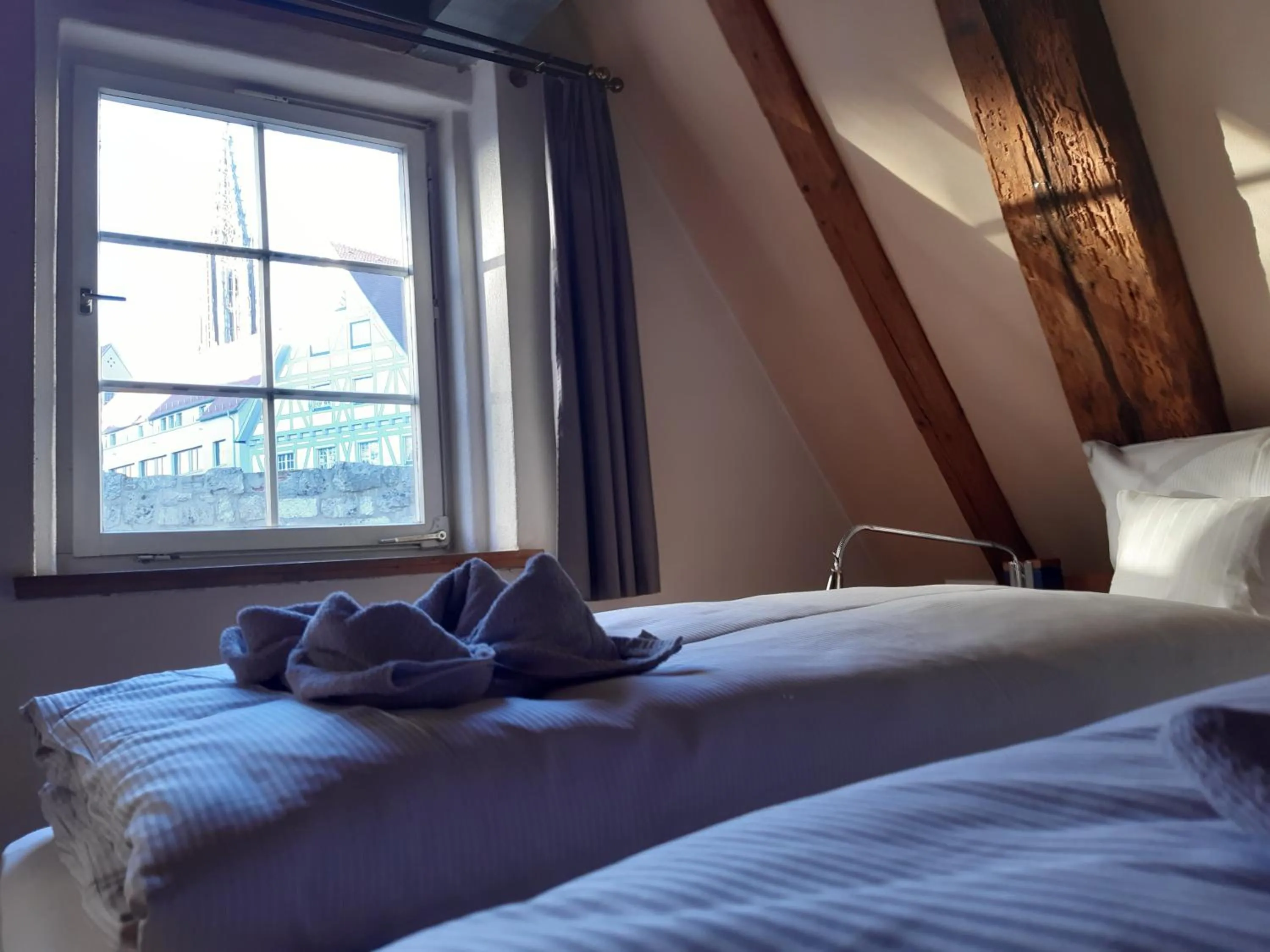 Bedroom, Bed in Schiefes Haus