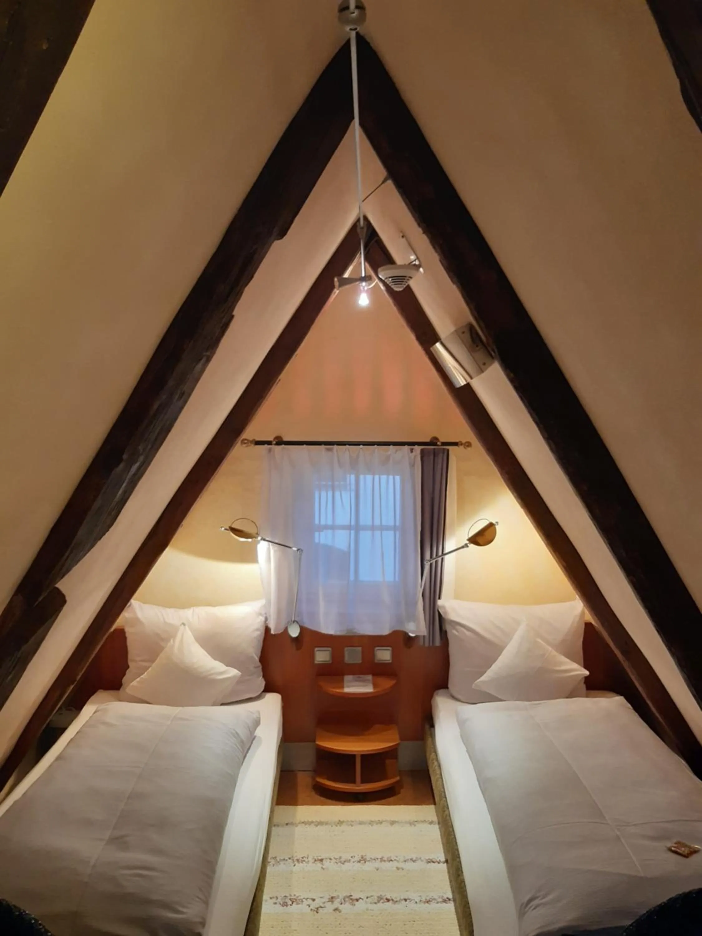 Bed in Schiefes Haus