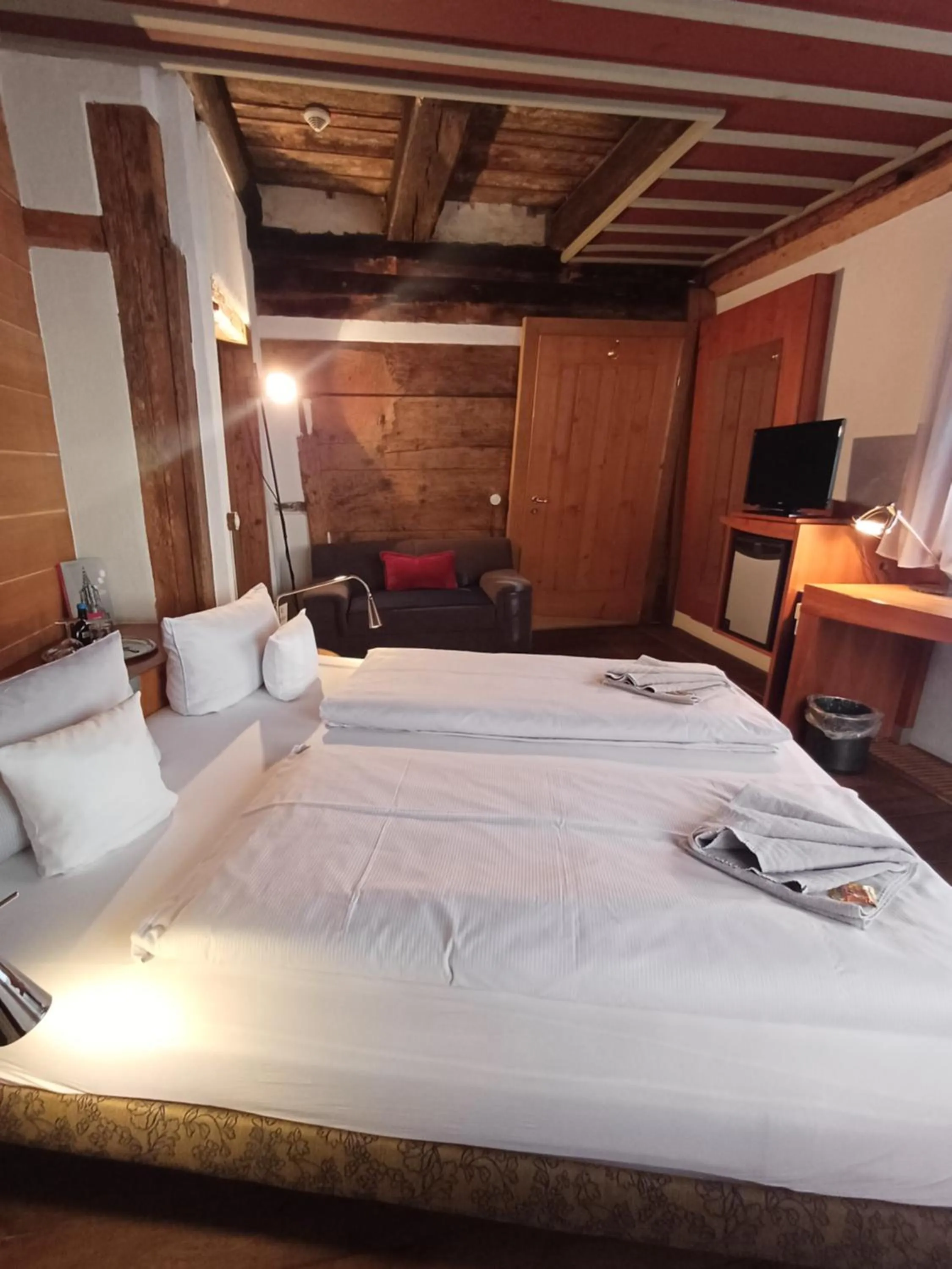 Bed in Schiefes Haus