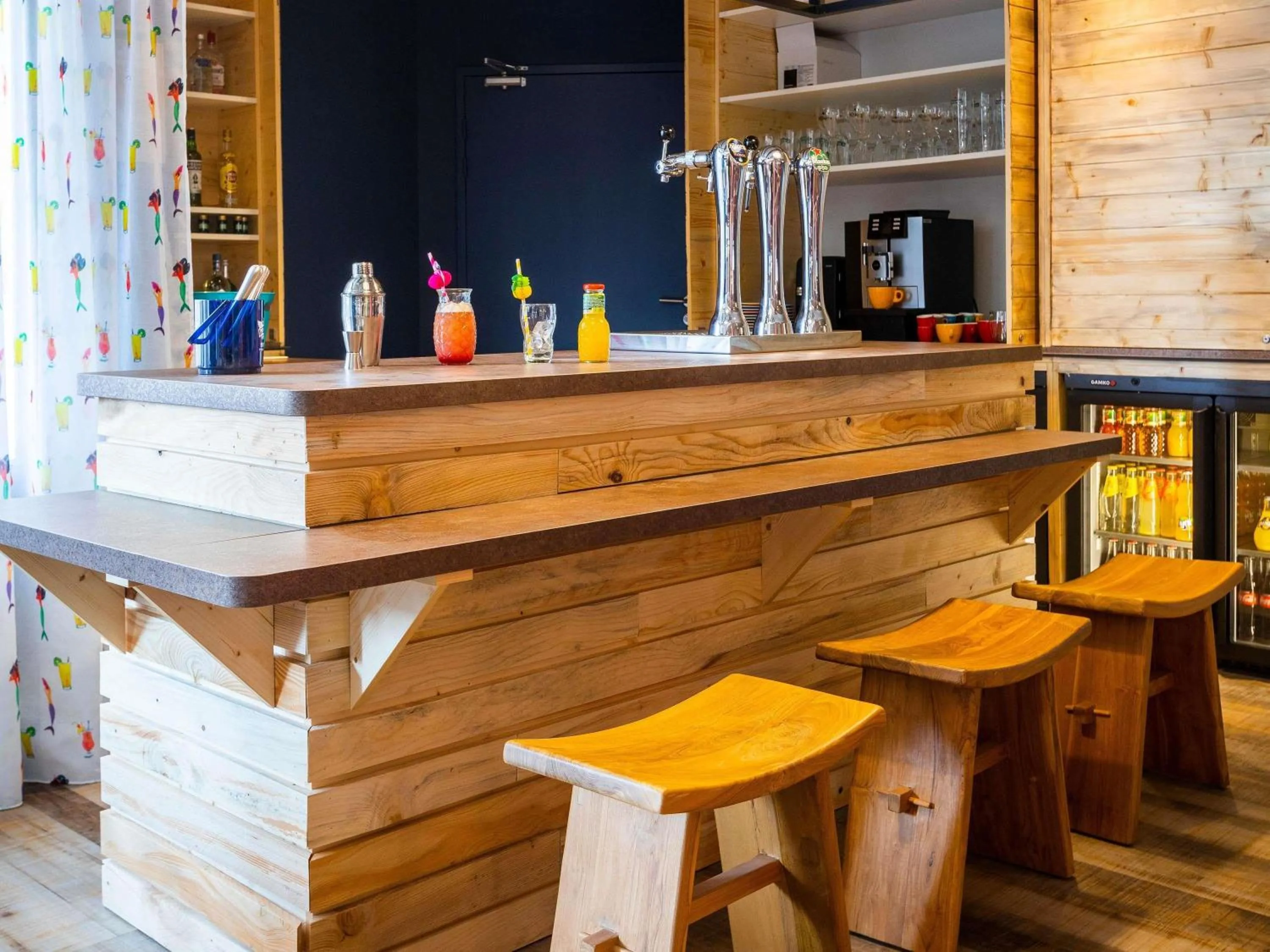 Lounge or bar in ibis Styles Thonon-les-Bains