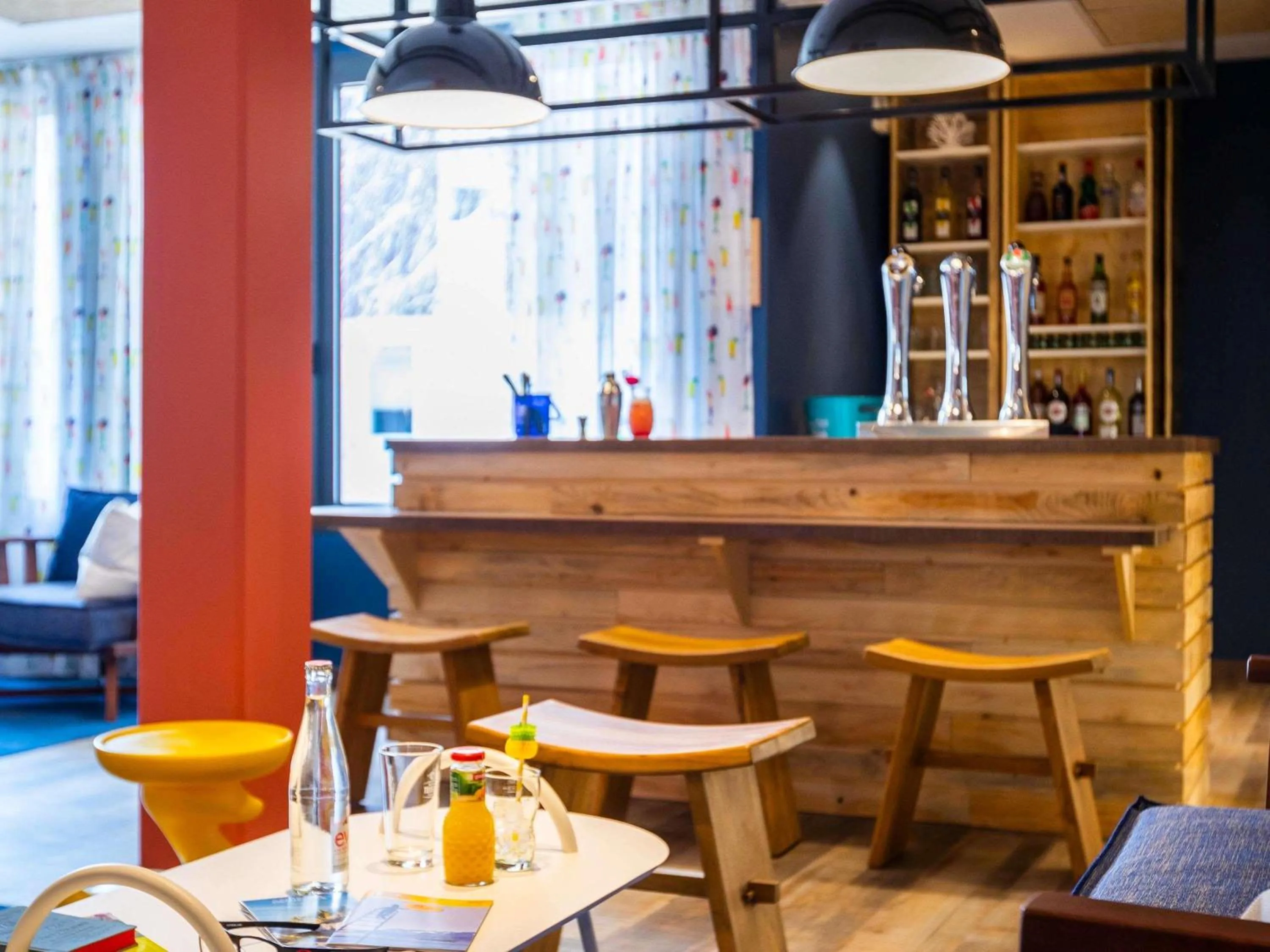 Lounge or bar in ibis Styles Thonon-les-Bains