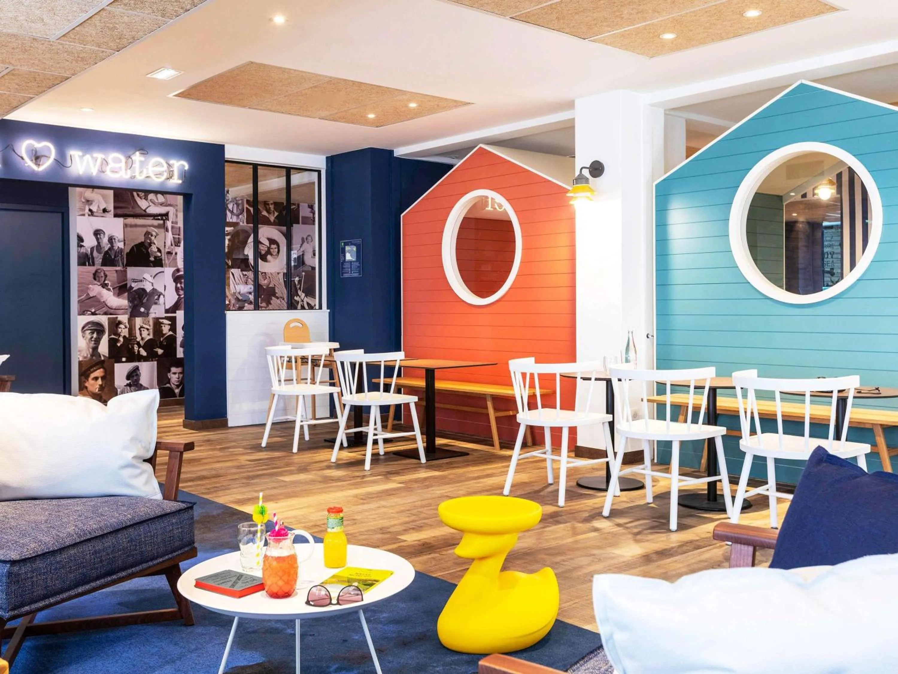 Lounge or bar in ibis Styles Thonon-les-Bains