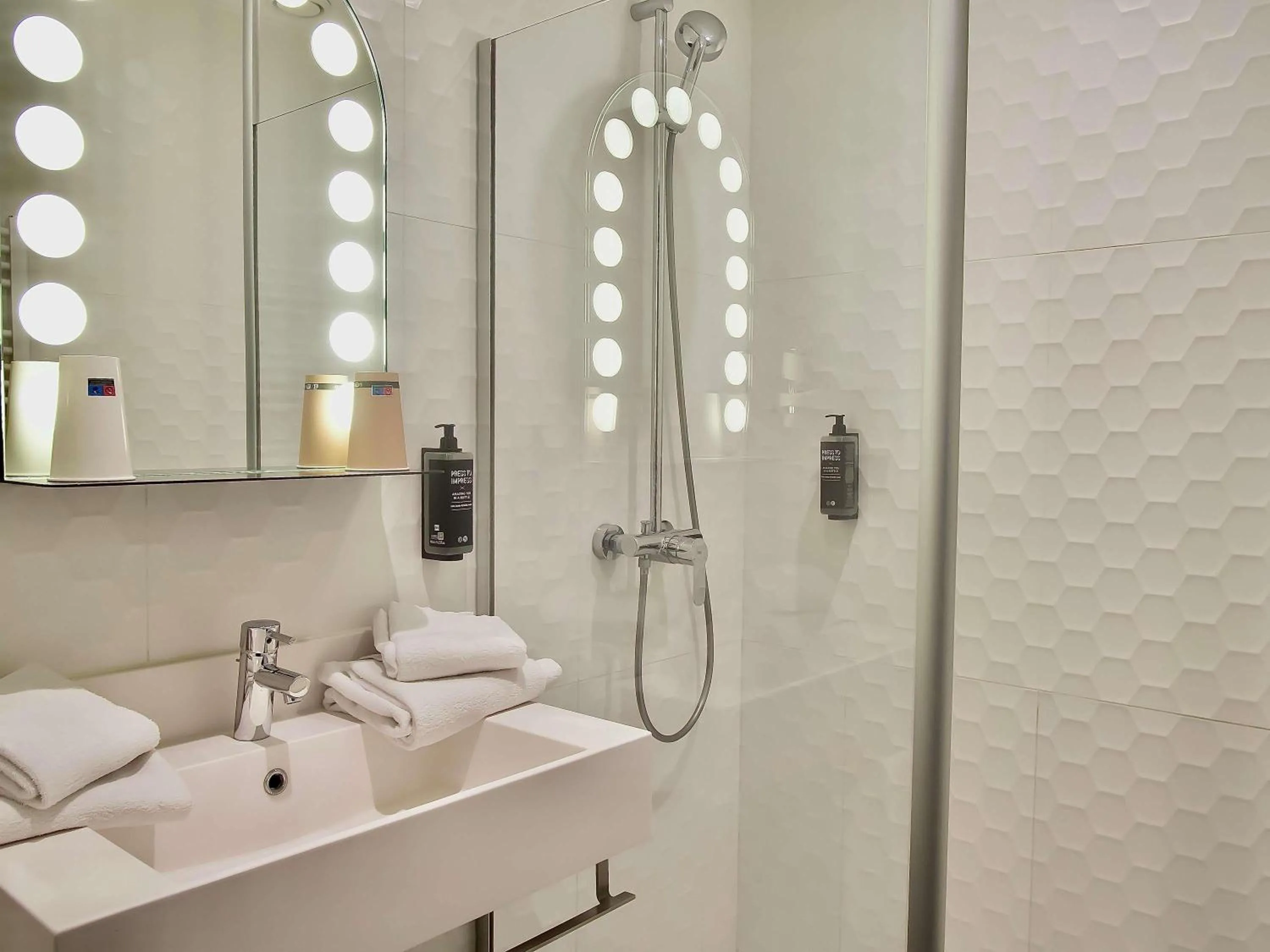 Bedroom in ibis Styles Arras Centre