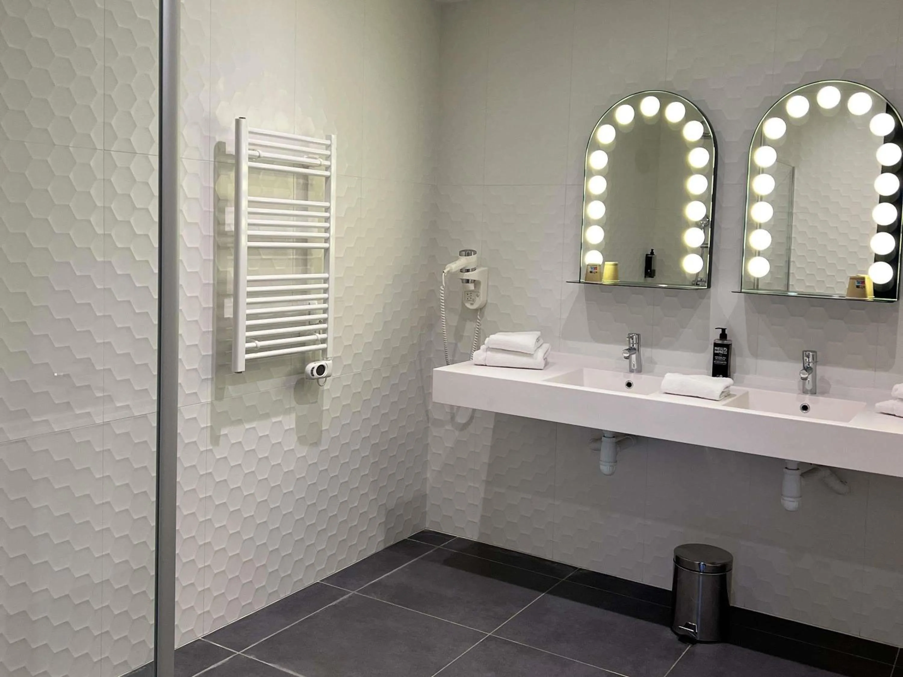 Bedroom in ibis Styles Arras Centre