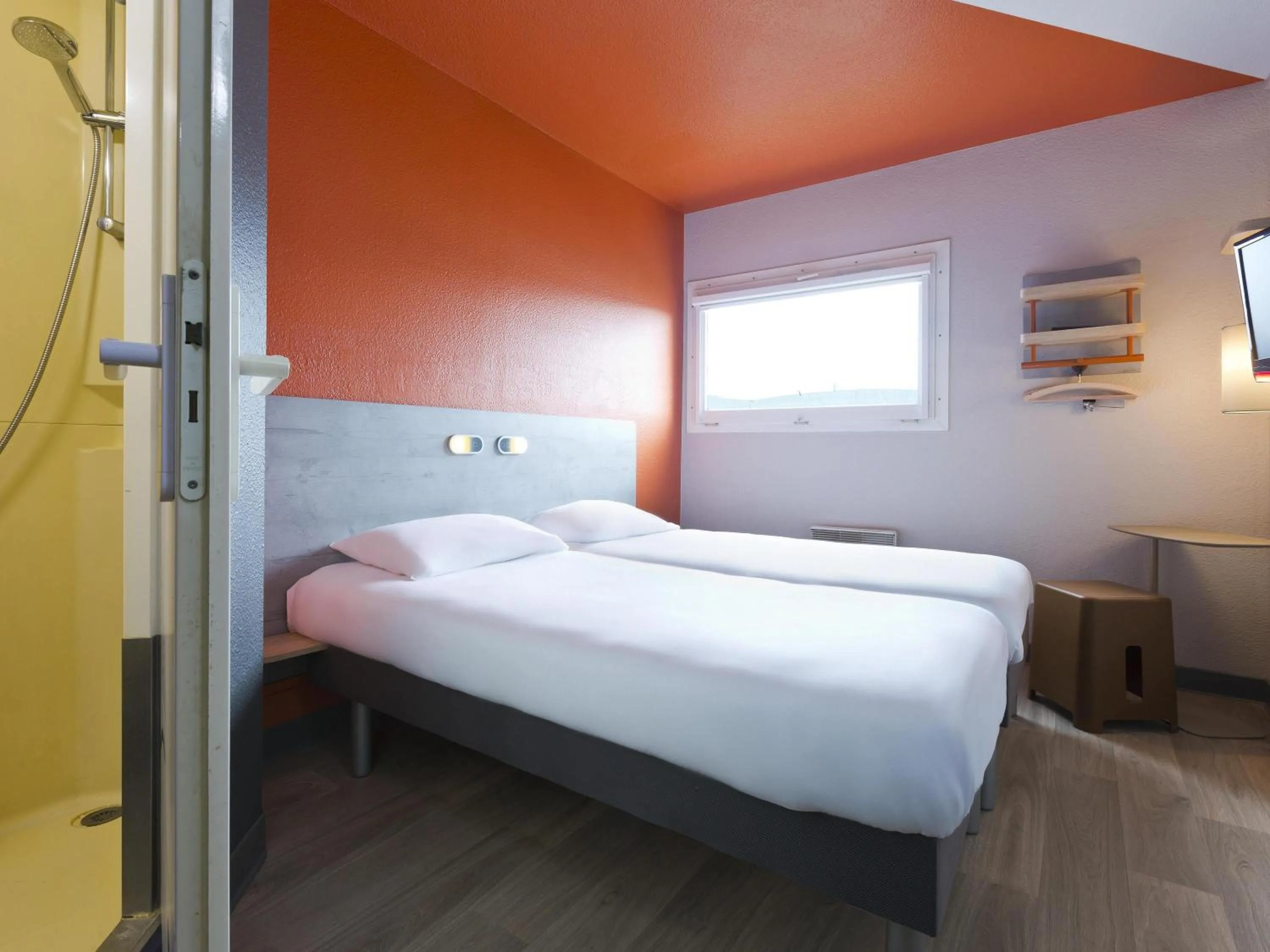 Bedroom, Bed in ibis budget Le Mans Universite