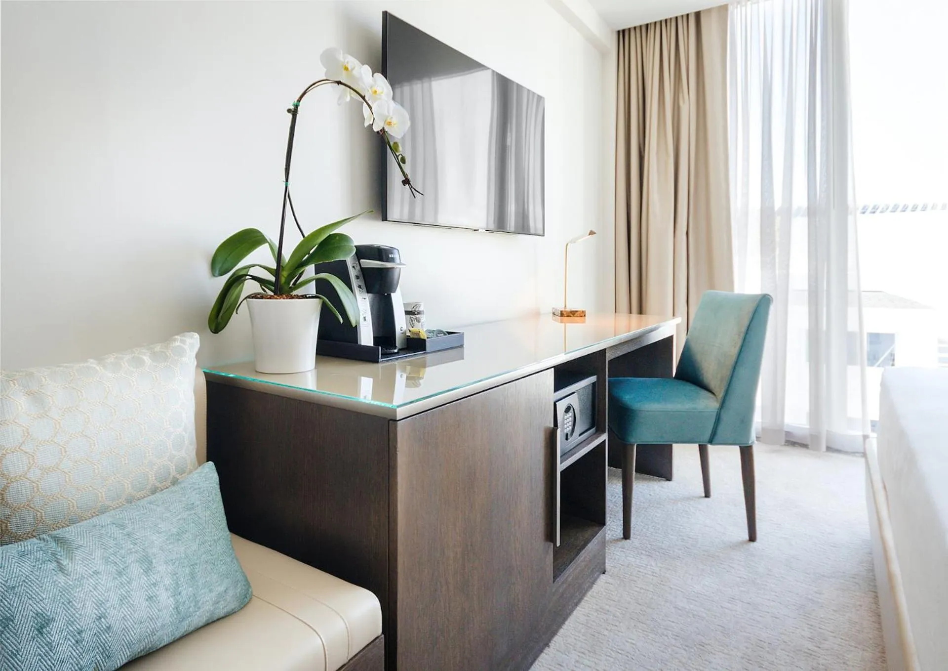 Seating area in Berkeley Park MGallery Hotel Collection