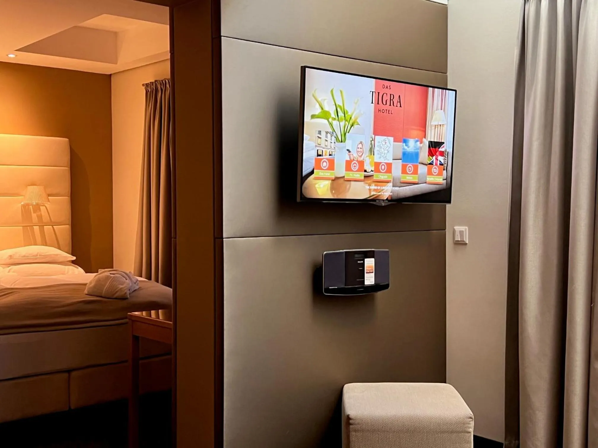 TV and multimedia, Bed in Boutique Hotel Das Tigra