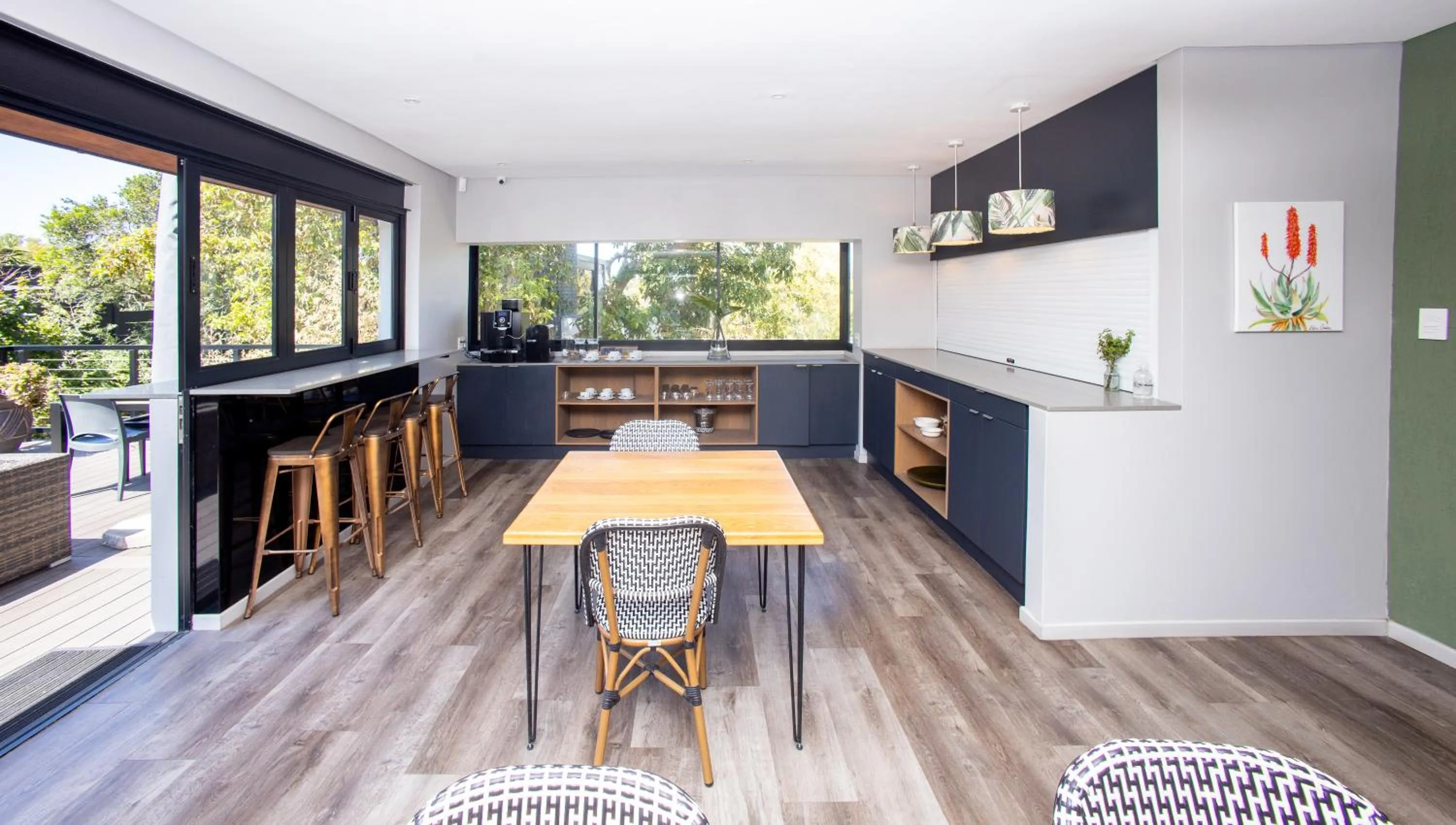 Communal lounge/ TV room in Coral Wood Self Catering Suites and B&B