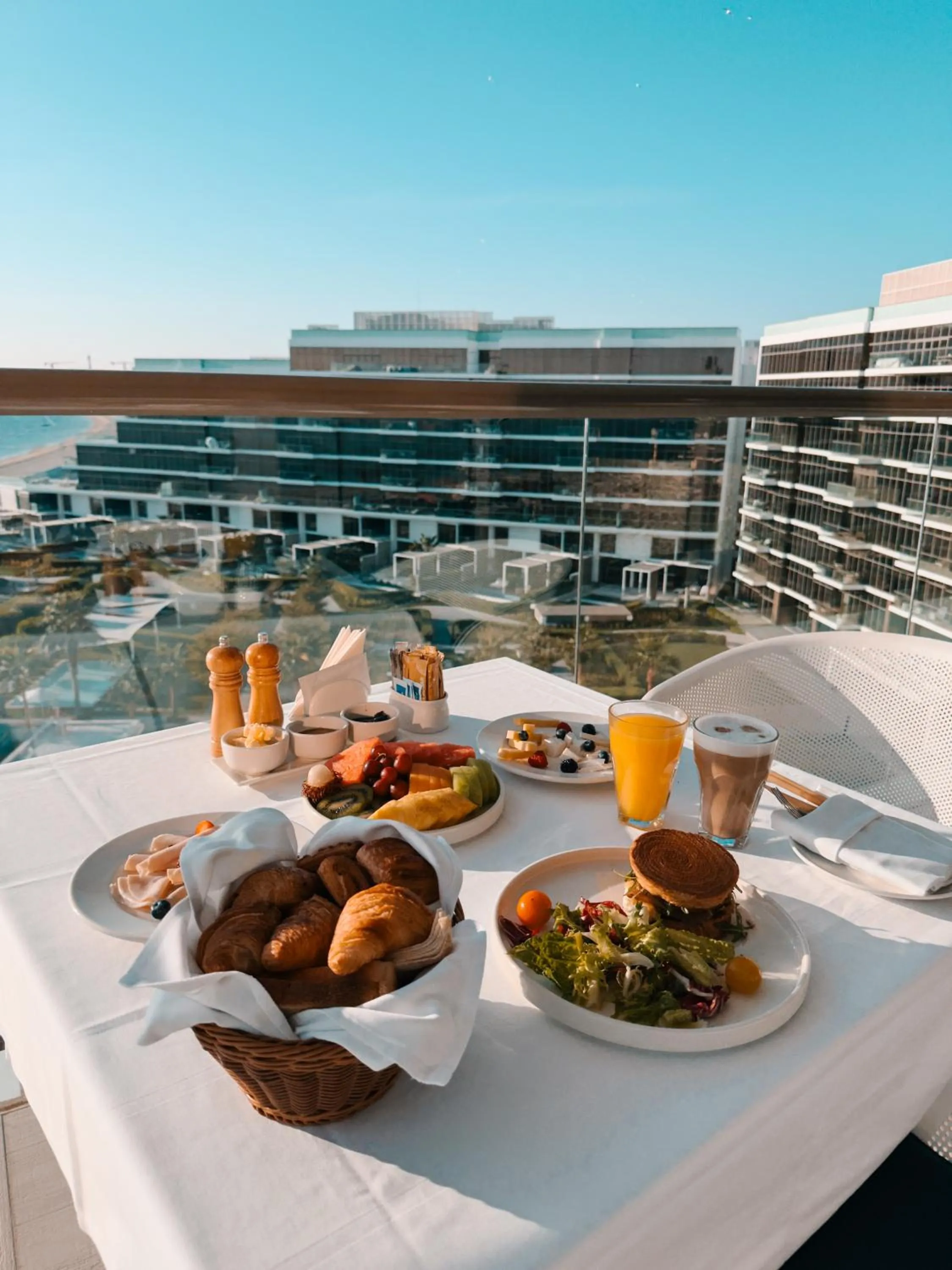 Restaurant/places to eat in Th8 Palm Dubai Beach Resort, Vignette Collection by IHG