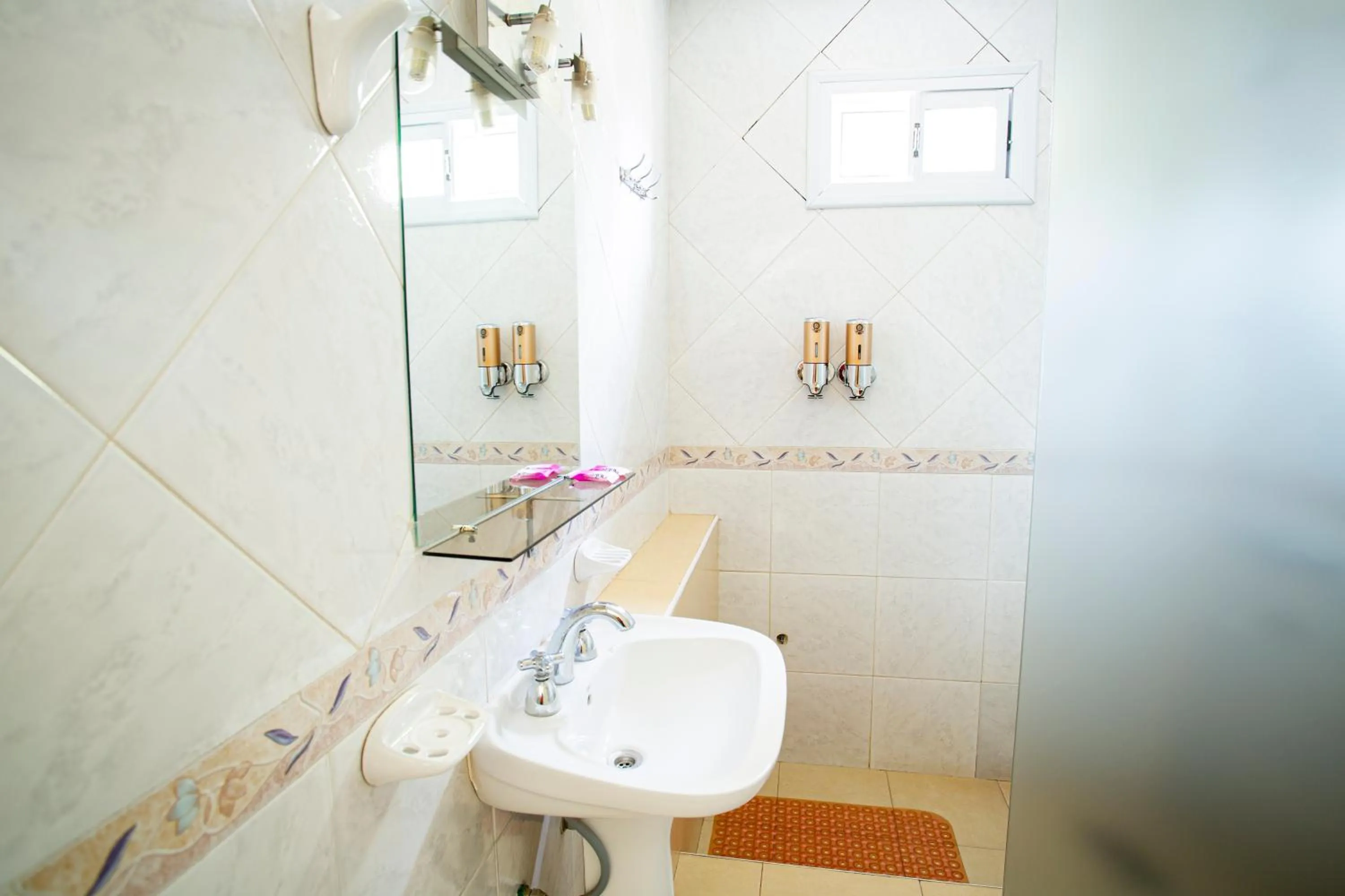 Shower in Hotel Cuesta de Miranda