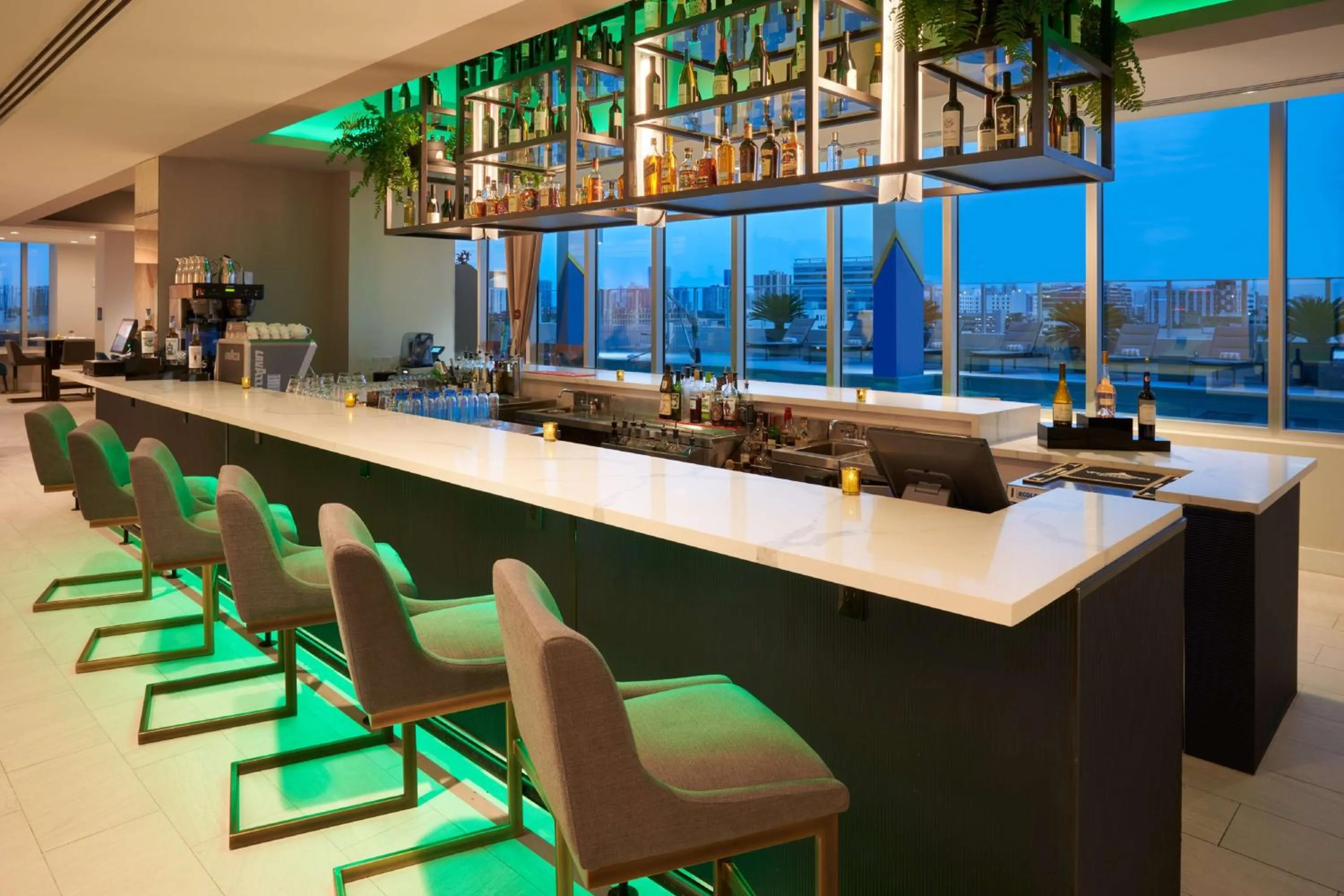 Lounge or bar in SERENA Hotel Aventura Miami, Tapestry Collection by Hilton