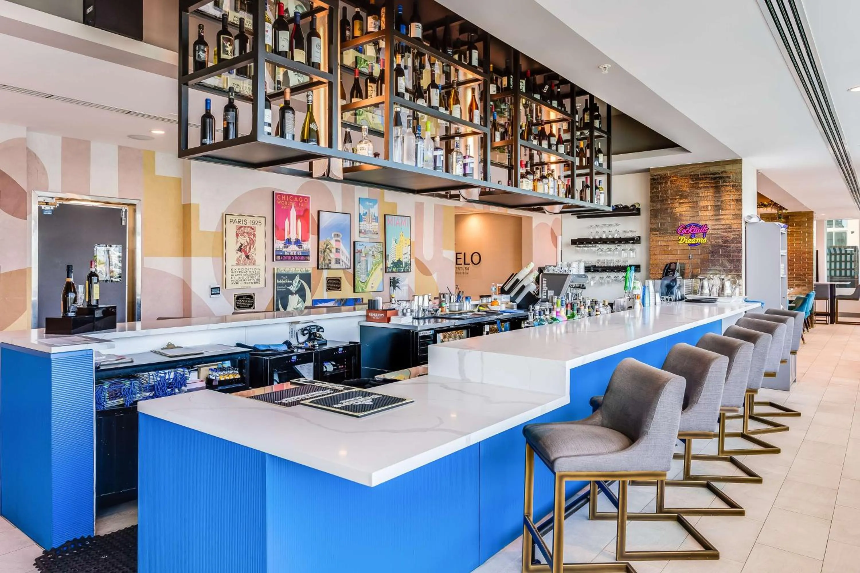 Lounge or bar in SERENA Hotel Aventura Miami, Tapestry Collection by Hilton