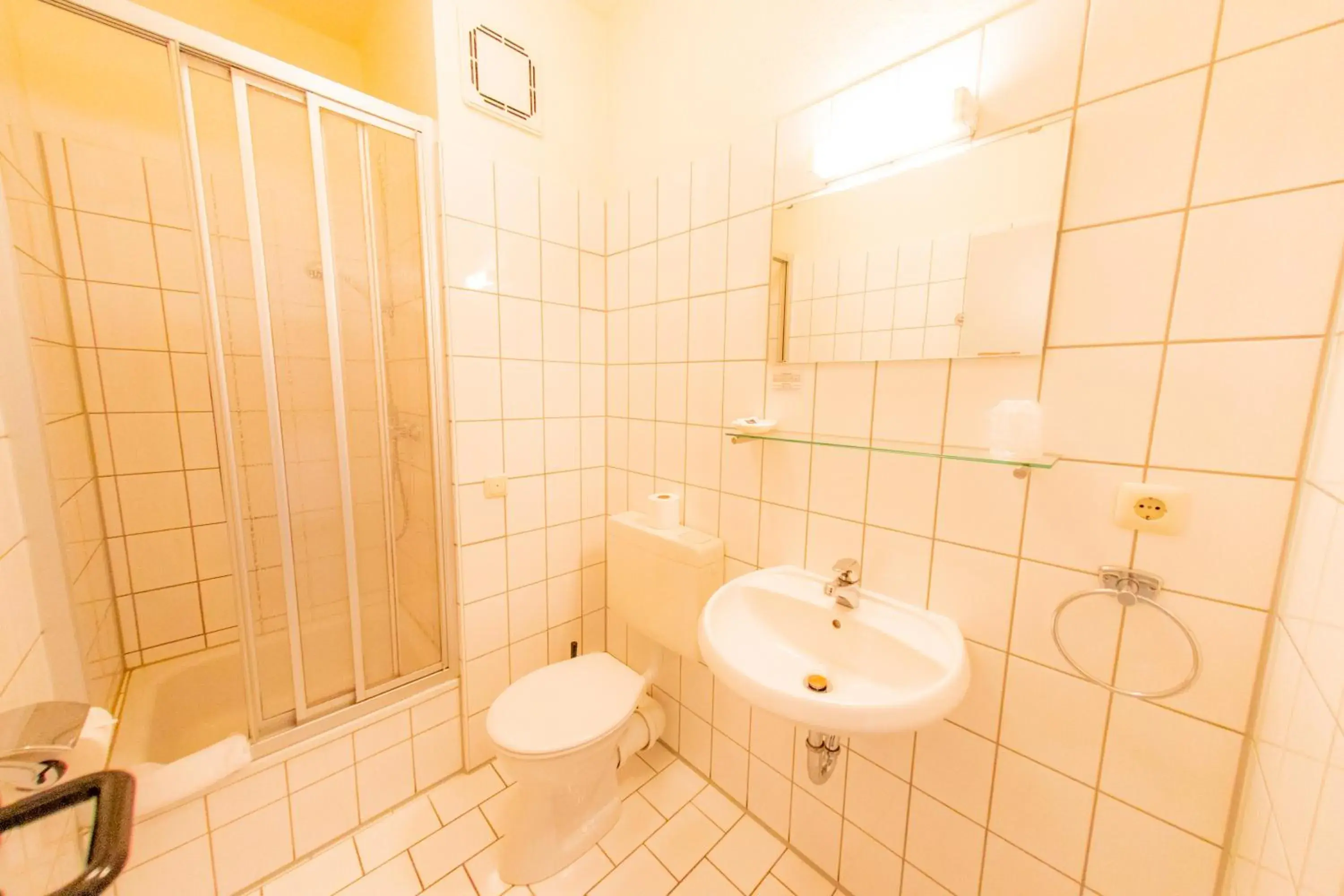 Triple Room with Private Bathroom in Hotel Centro Fürth Nürnberg Triple Room with Private Bathroom in Hotel Centro Fürth Nürnberg