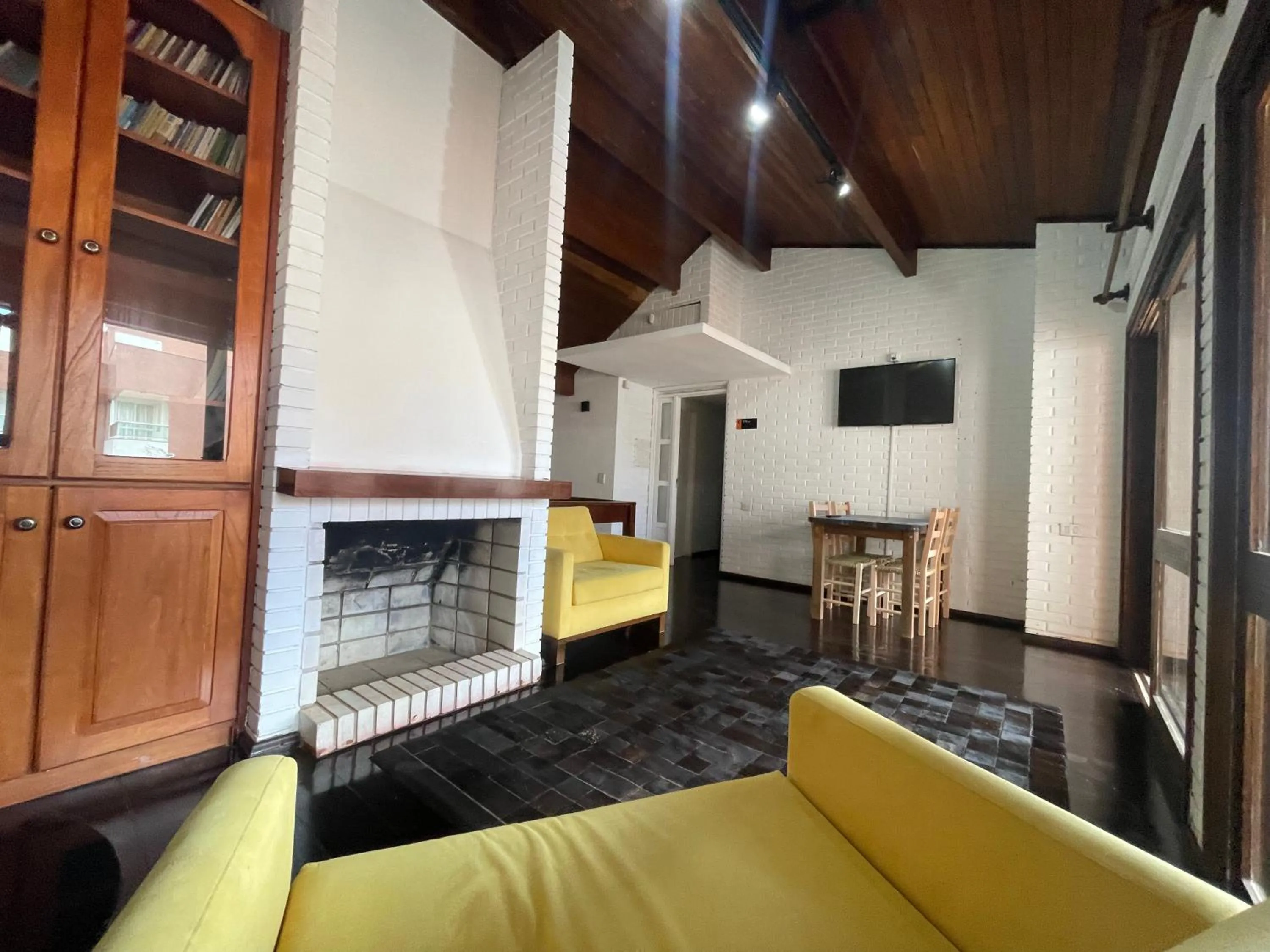 Communal lounge/ TV room in Mare Blu - Pousada Hostel