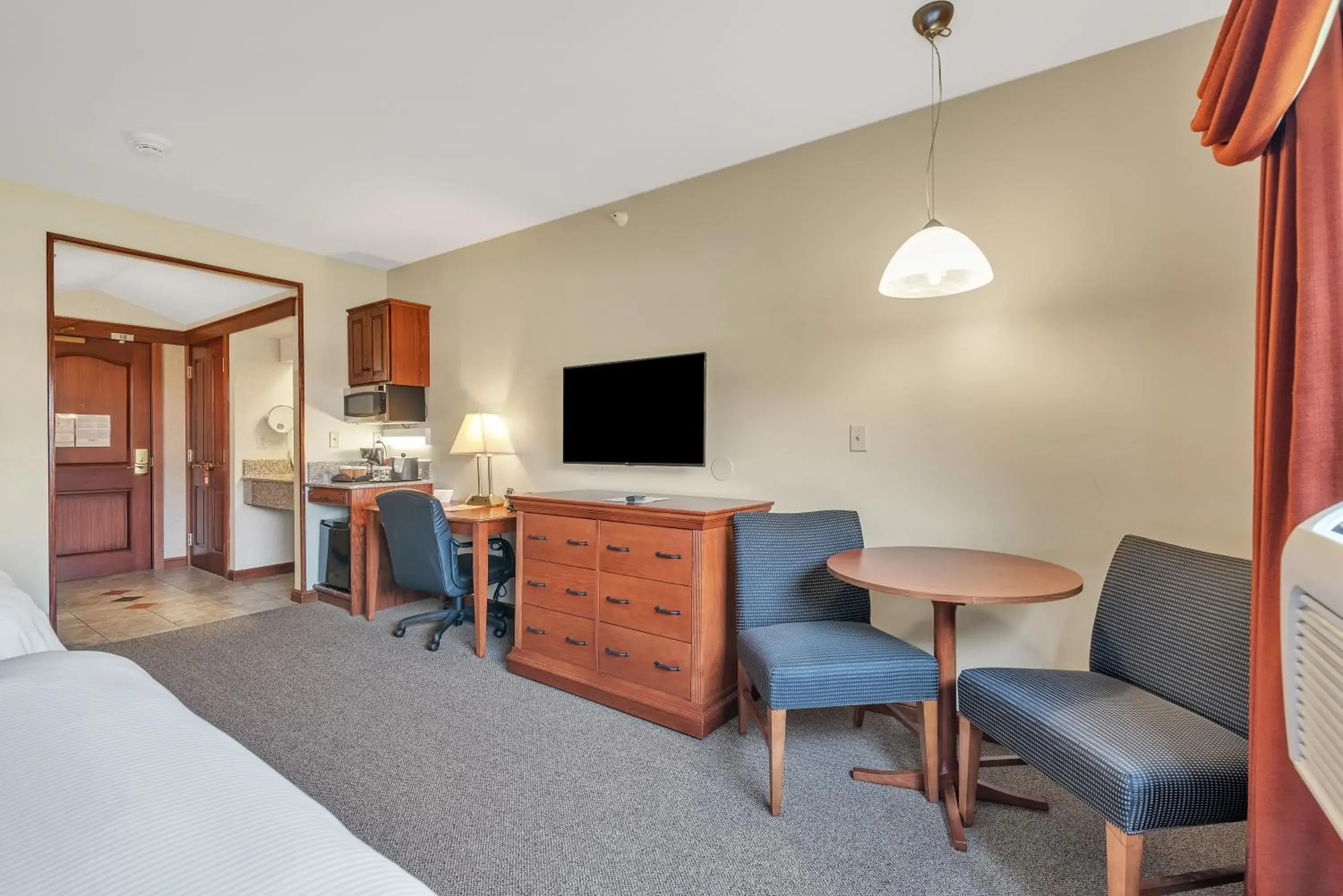 Standard Queen Room in The Inn at Ohio Northern University Standard Queen Room in The Inn at Ohio Northern University