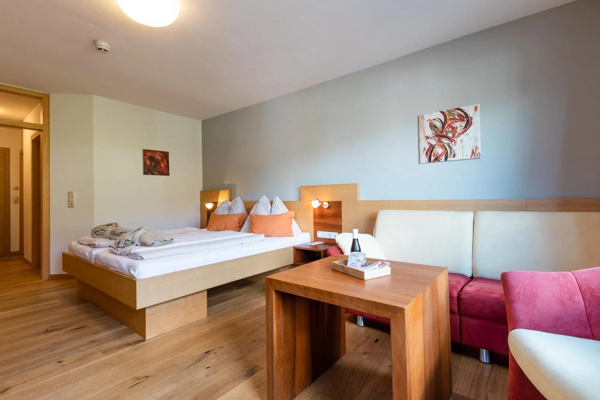 Photo of the whole room, Bed in Hotel Salzburger Hof Leogang