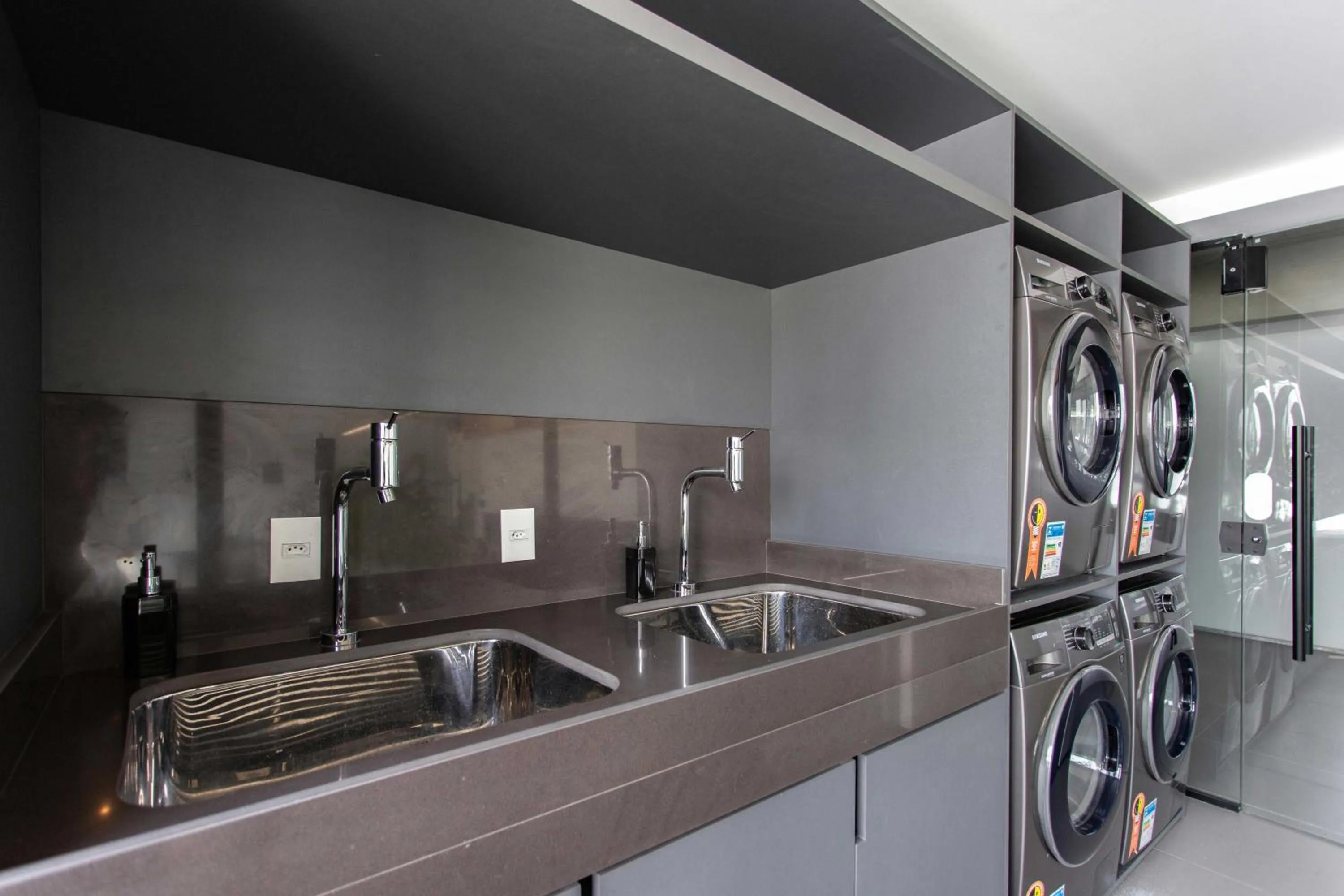 Area and facilities in Charlie em POA - Studio Moderno com Coworking e Lavanderia