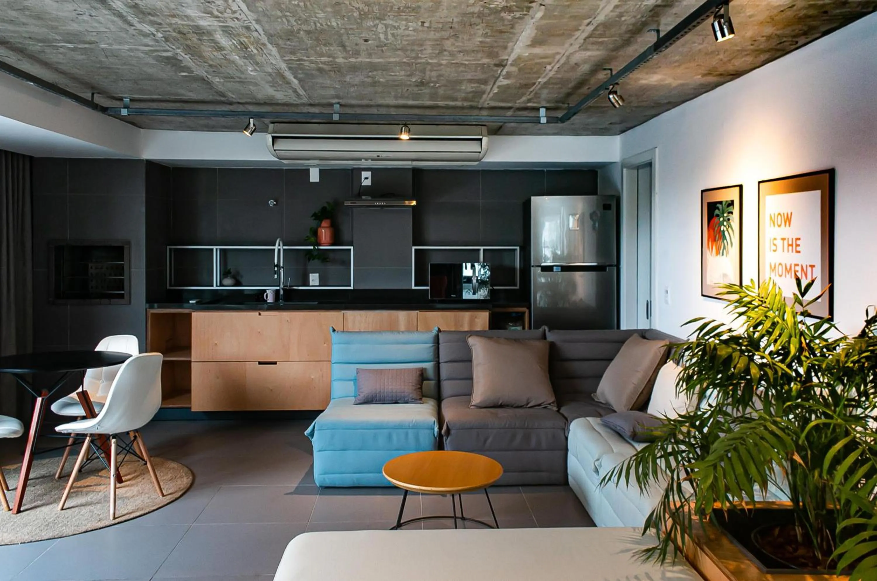 Seating area in Charlie em POA - Studio Moderno com Coworking e Lavanderia