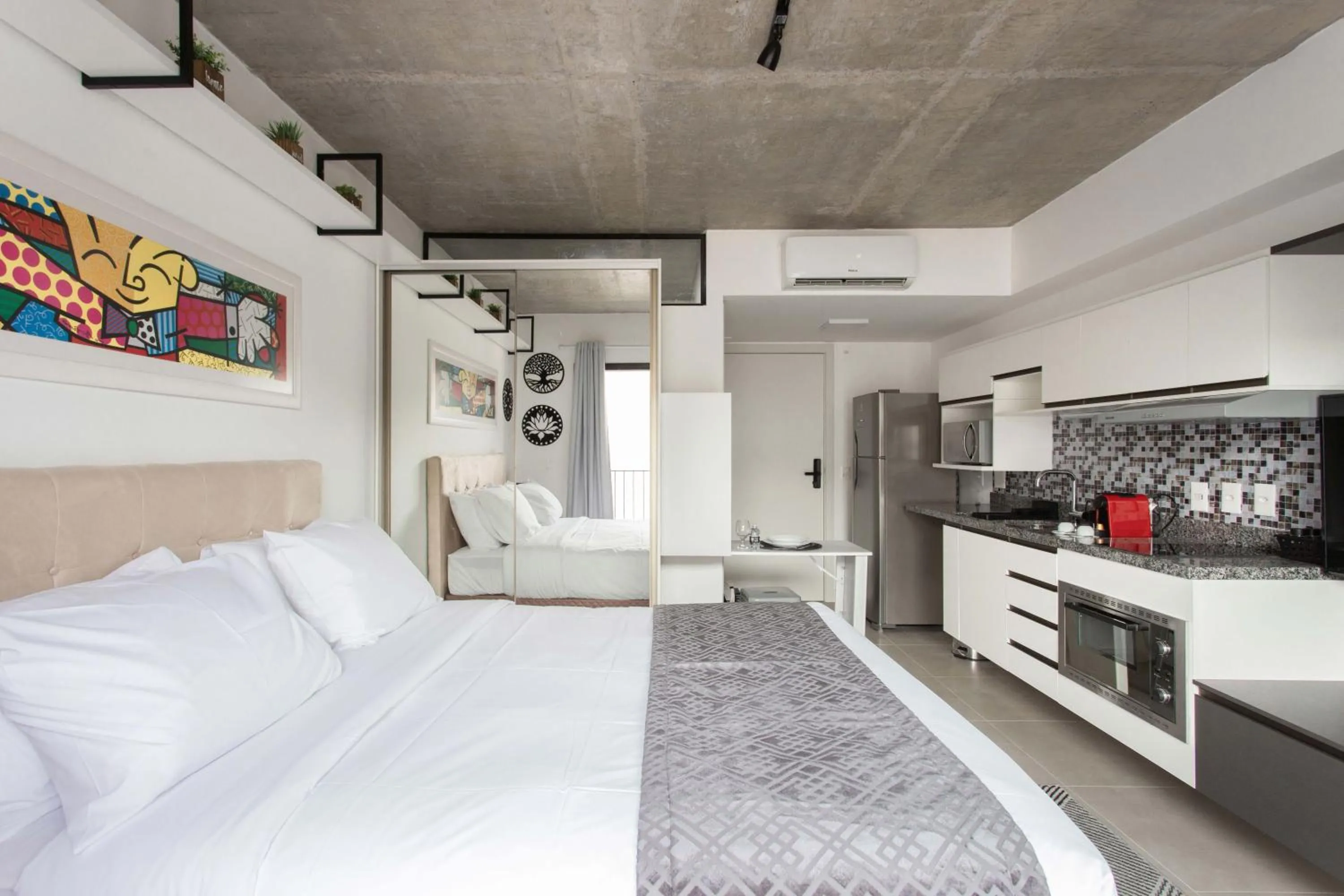Day, Bed in Charlie em POA - Studio Moderno com Coworking e Lavanderia