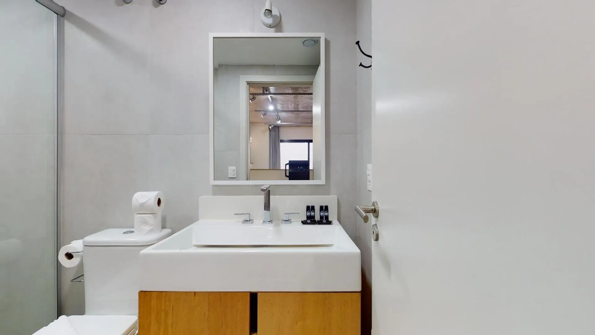 Shower in Charlie em POA - Studio Moderno com Coworking e Lavanderia