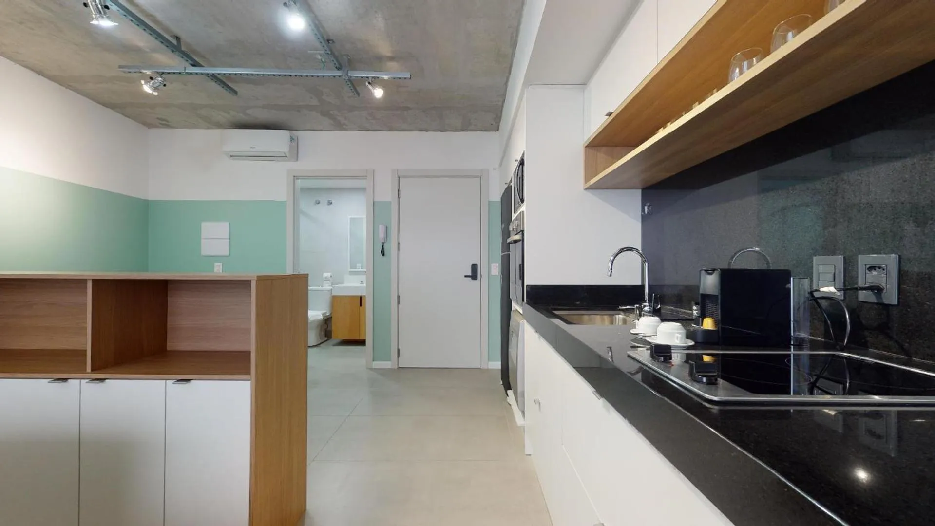 Kitchen or kitchenette in Charlie em POA - Studio Moderno com Coworking e Lavanderia