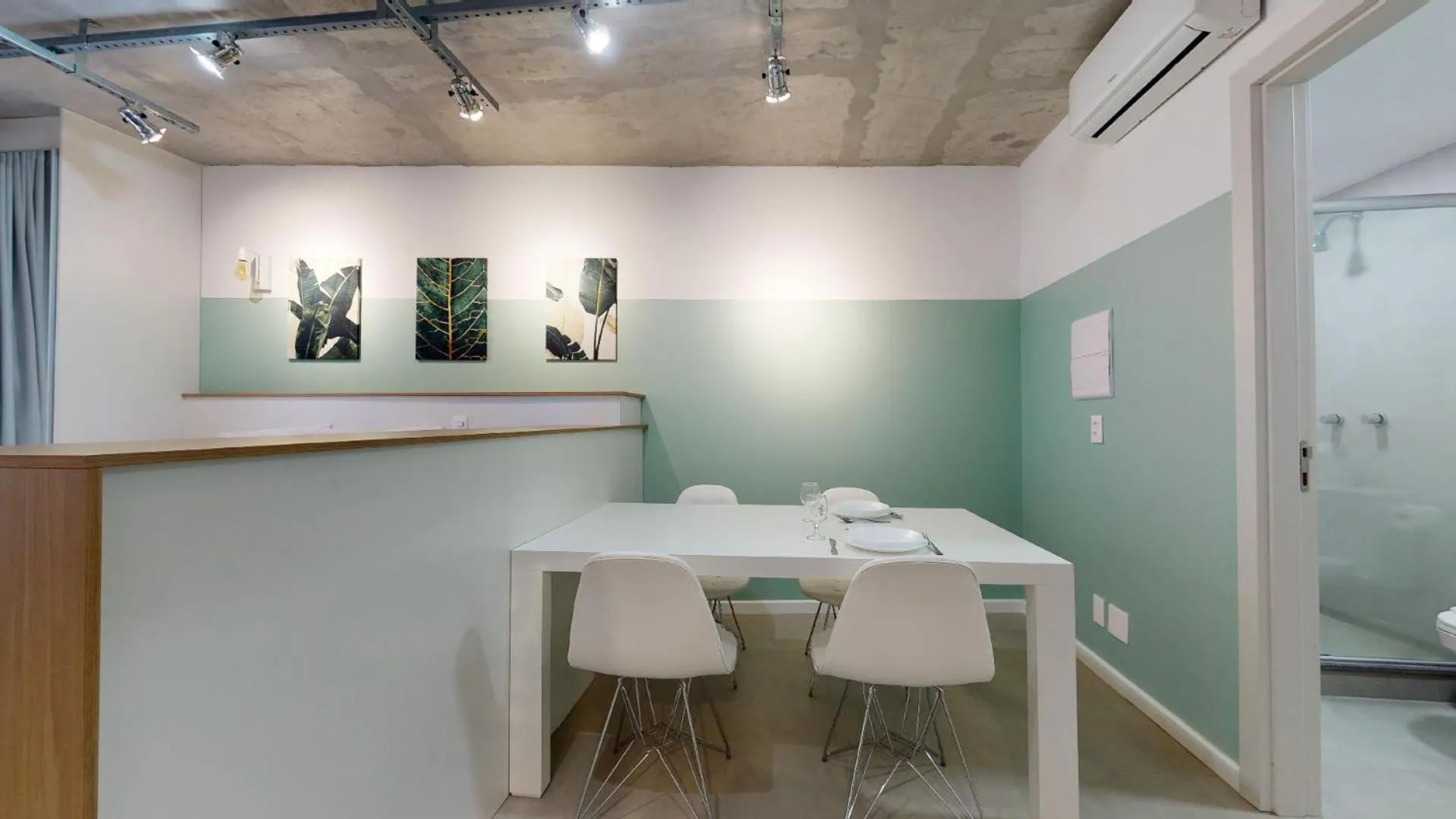 Kitchen or kitchenette in Charlie em POA - Studio Moderno com Coworking e Lavanderia