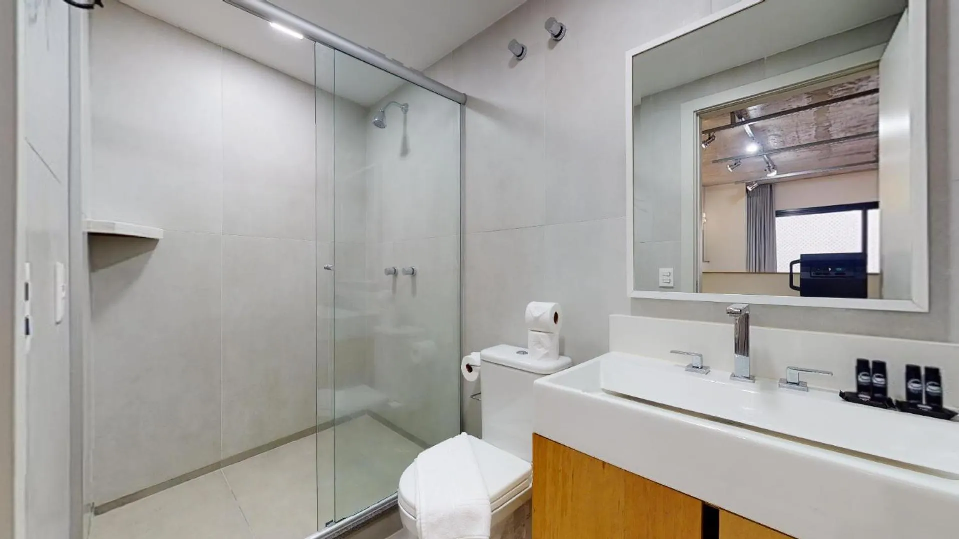 Shower in Charlie em POA - Studio Moderno com Coworking e Lavanderia