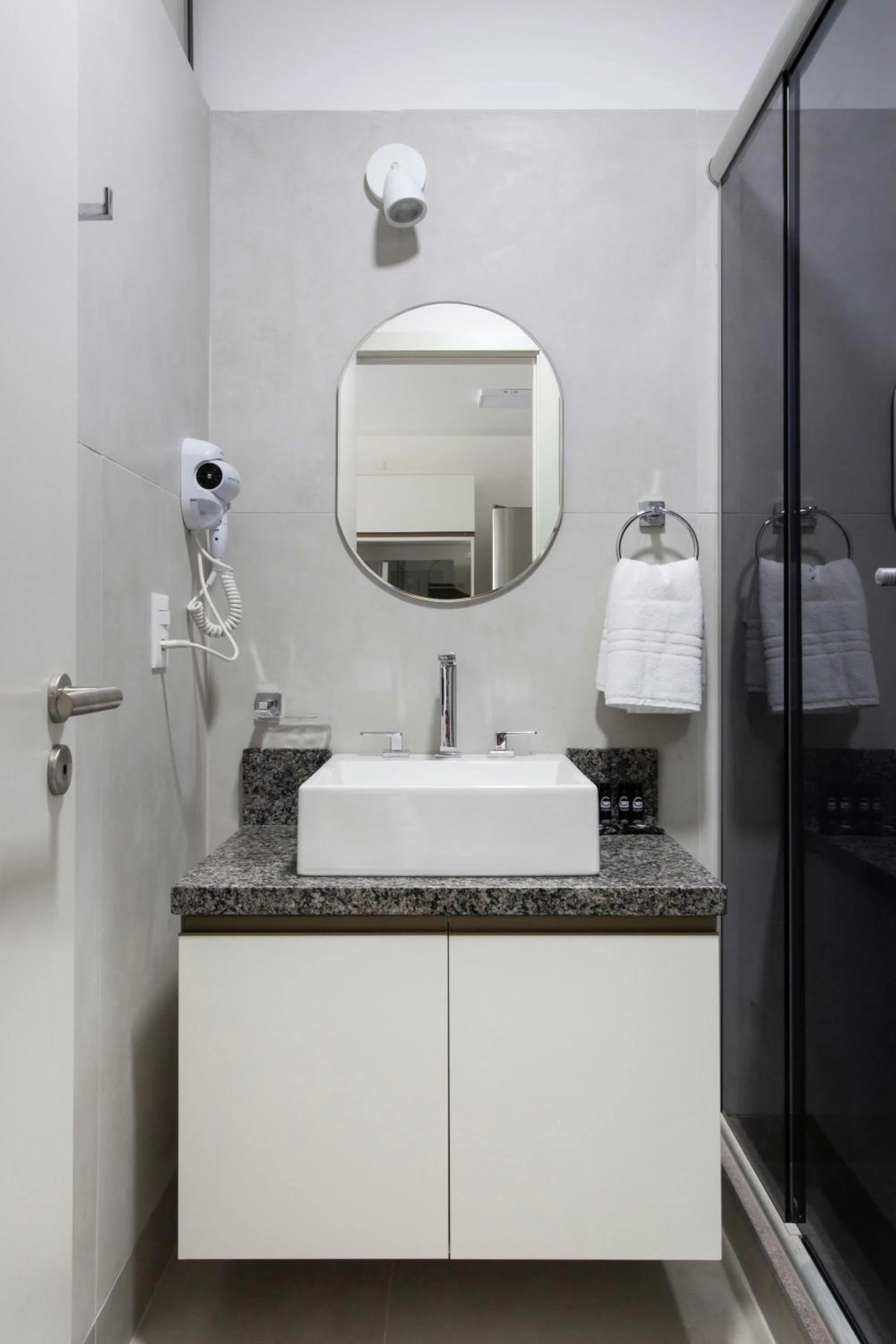 Bathroom in Charlie em POA - Studio Moderno com Coworking e Lavanderia