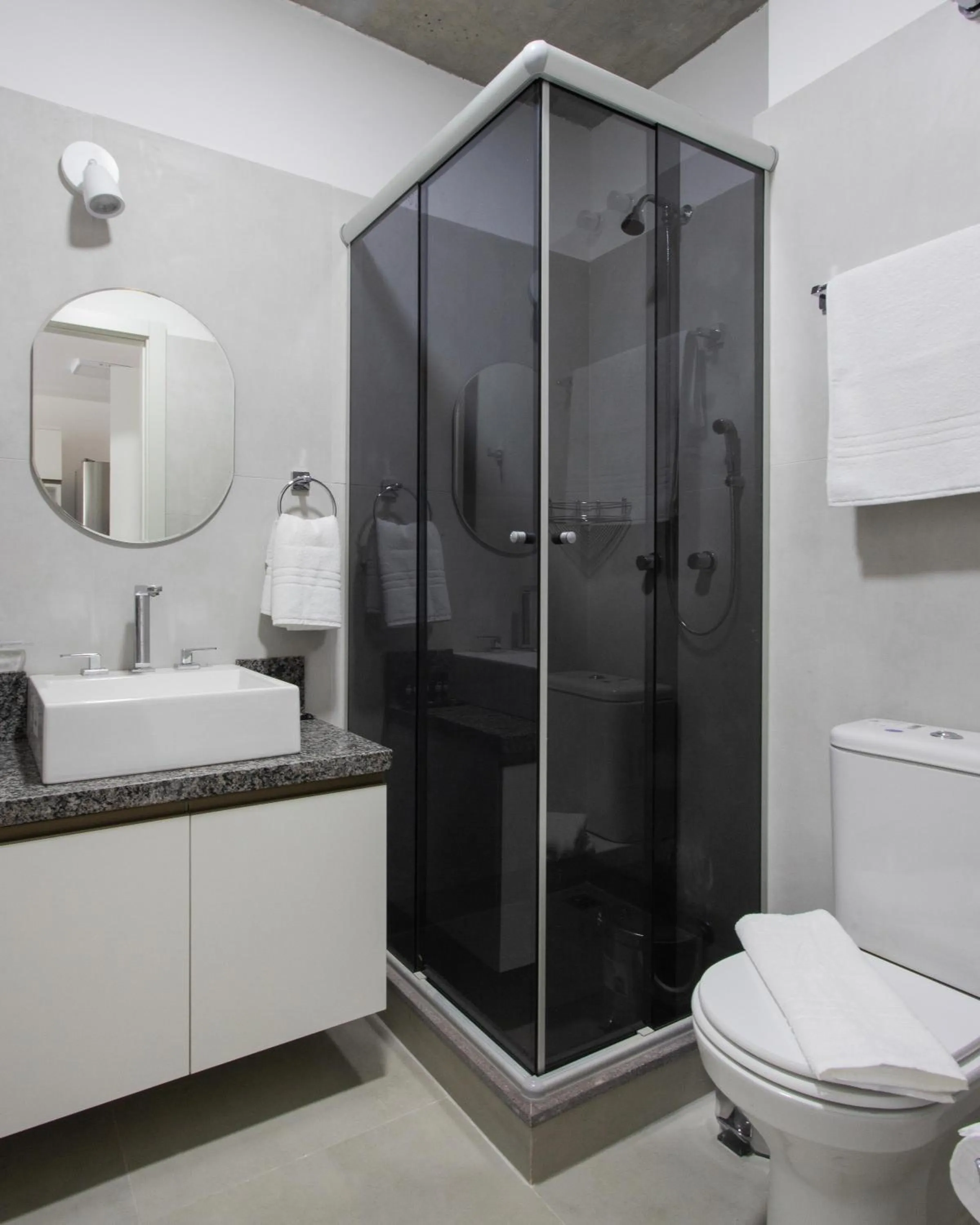 Shower in Charlie em POA - Studio Moderno com Coworking e Lavanderia