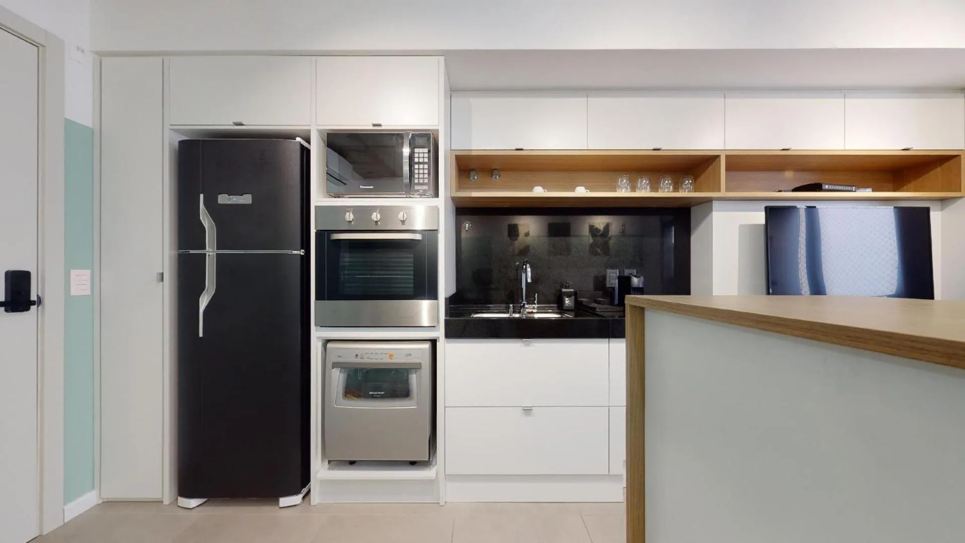 TV and multimedia in Charlie em POA - Studio Moderno com Coworking e Lavanderia