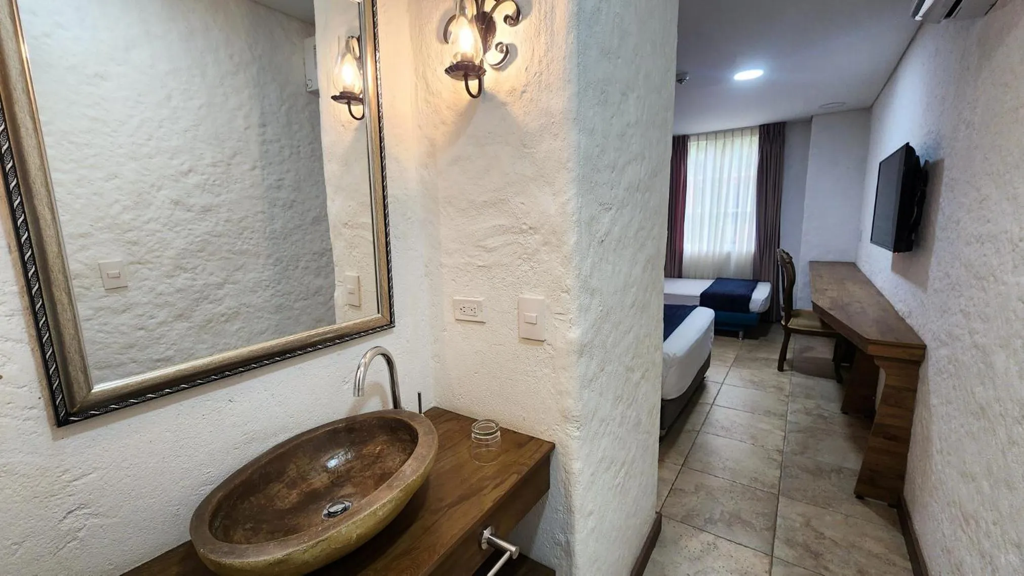 Photo of the whole room in Casa del Hidalgo Hotel Cali Centenario