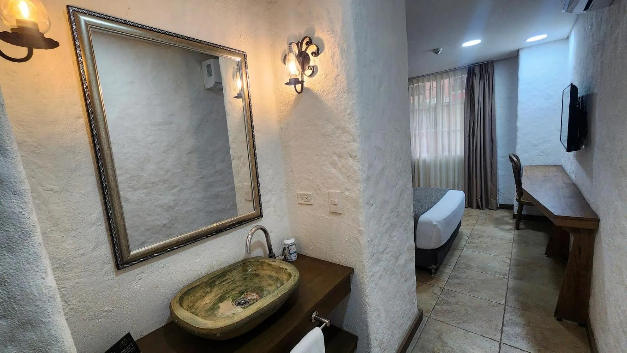 Bathroom, Bed in Casa del Hidalgo Hotel Cali Centenario