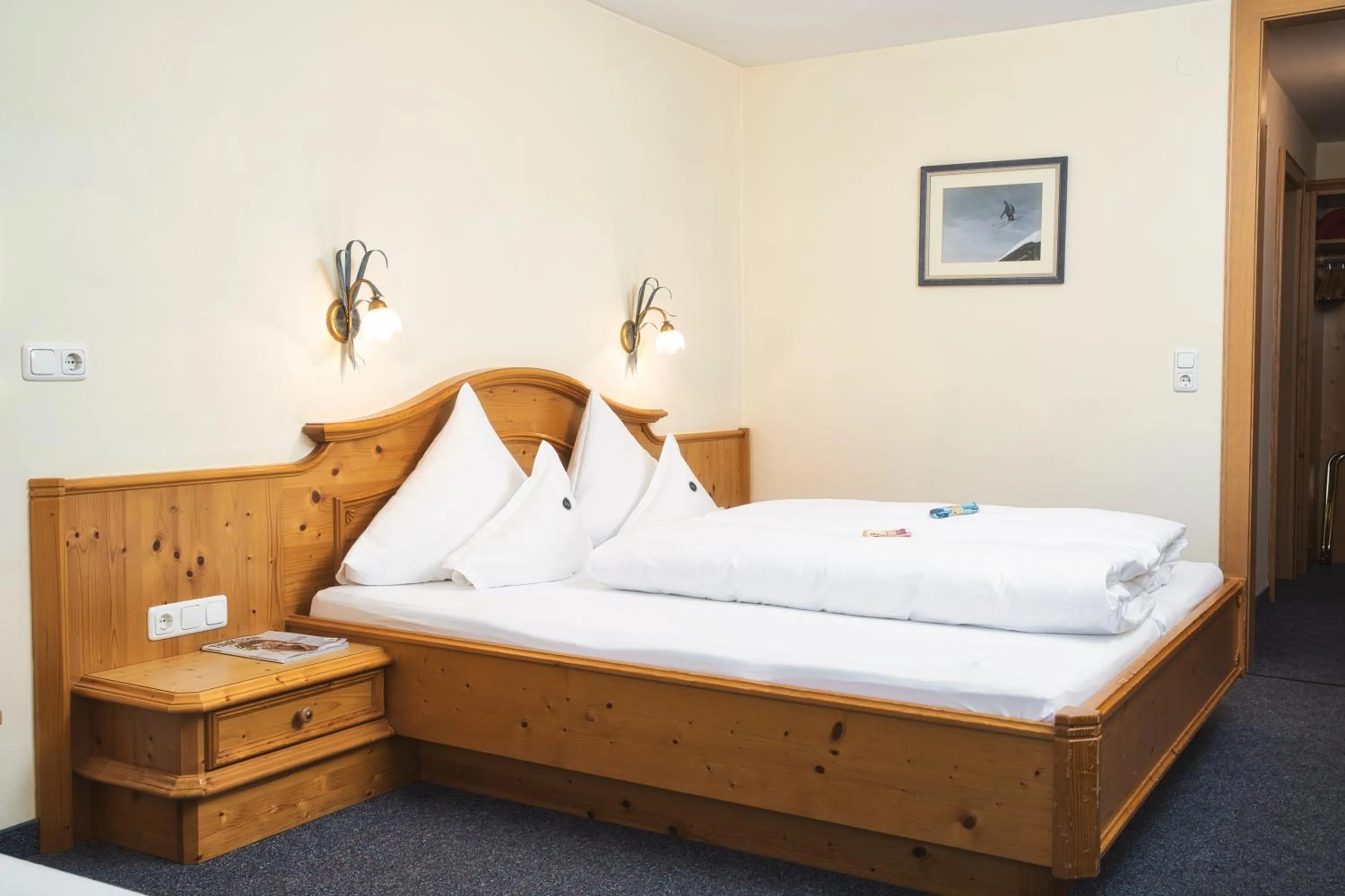 Bed in Hotel Die Arlbergerin - Design & Tiroler Gemütlichkeit